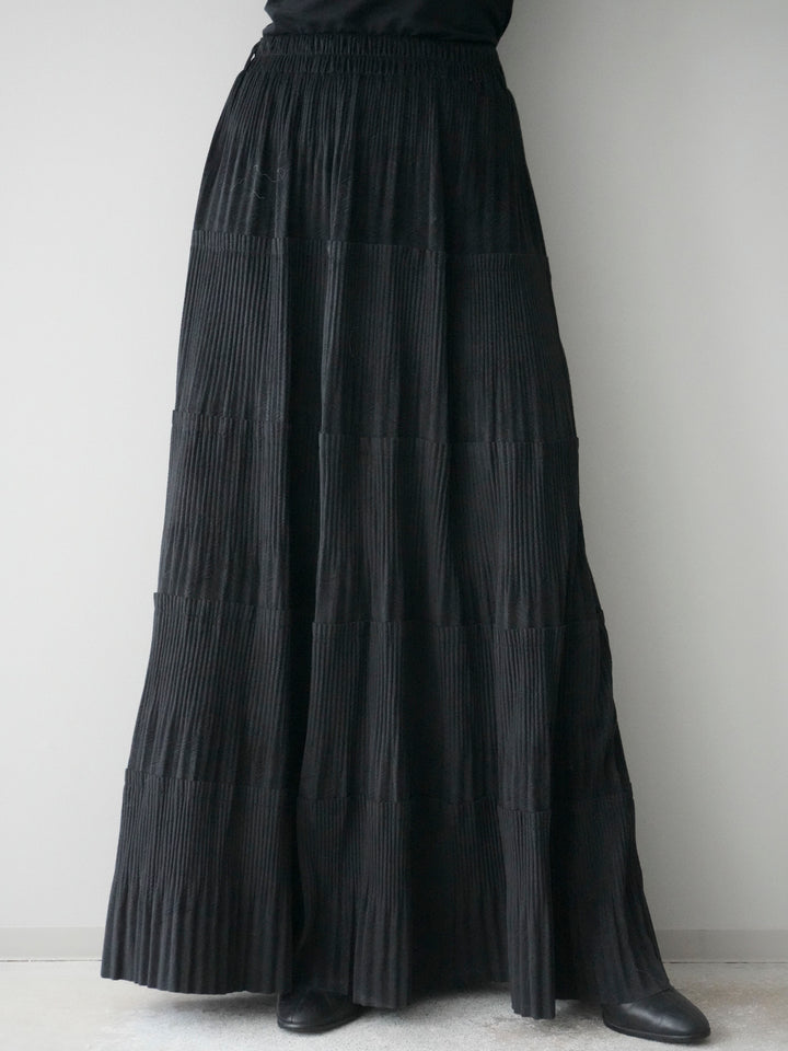 [予約]型押しスエードティアードプリーツスカート/black