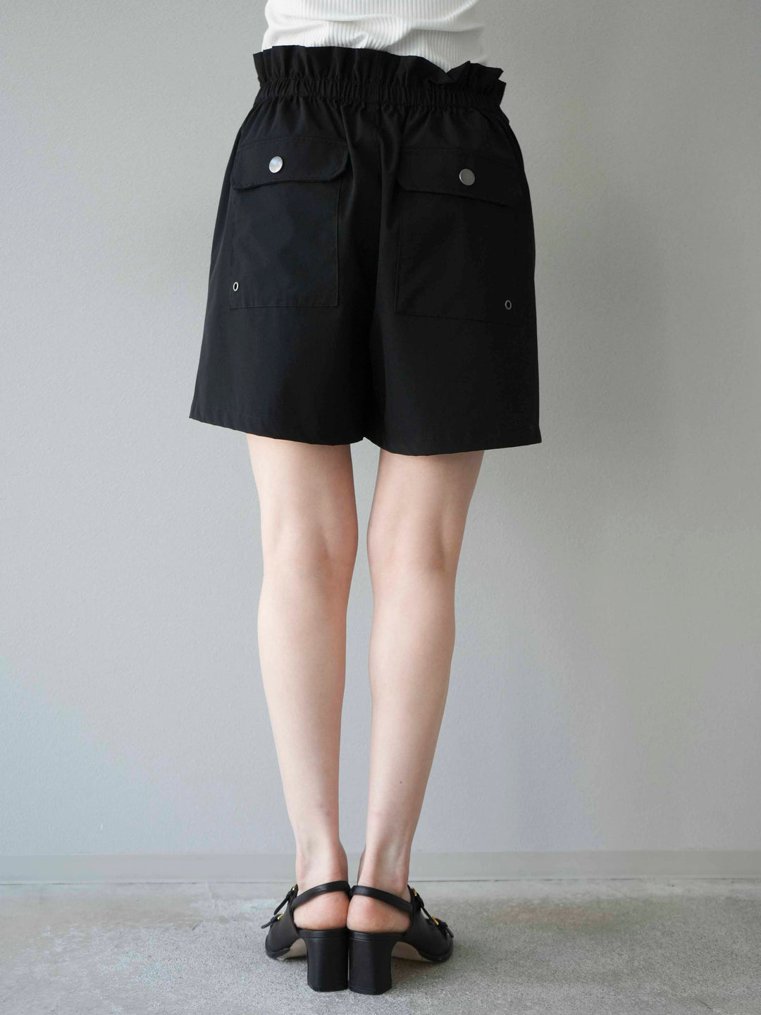 [預購] ICE TOUCH 荷葉邊褶皺短褲/黑色