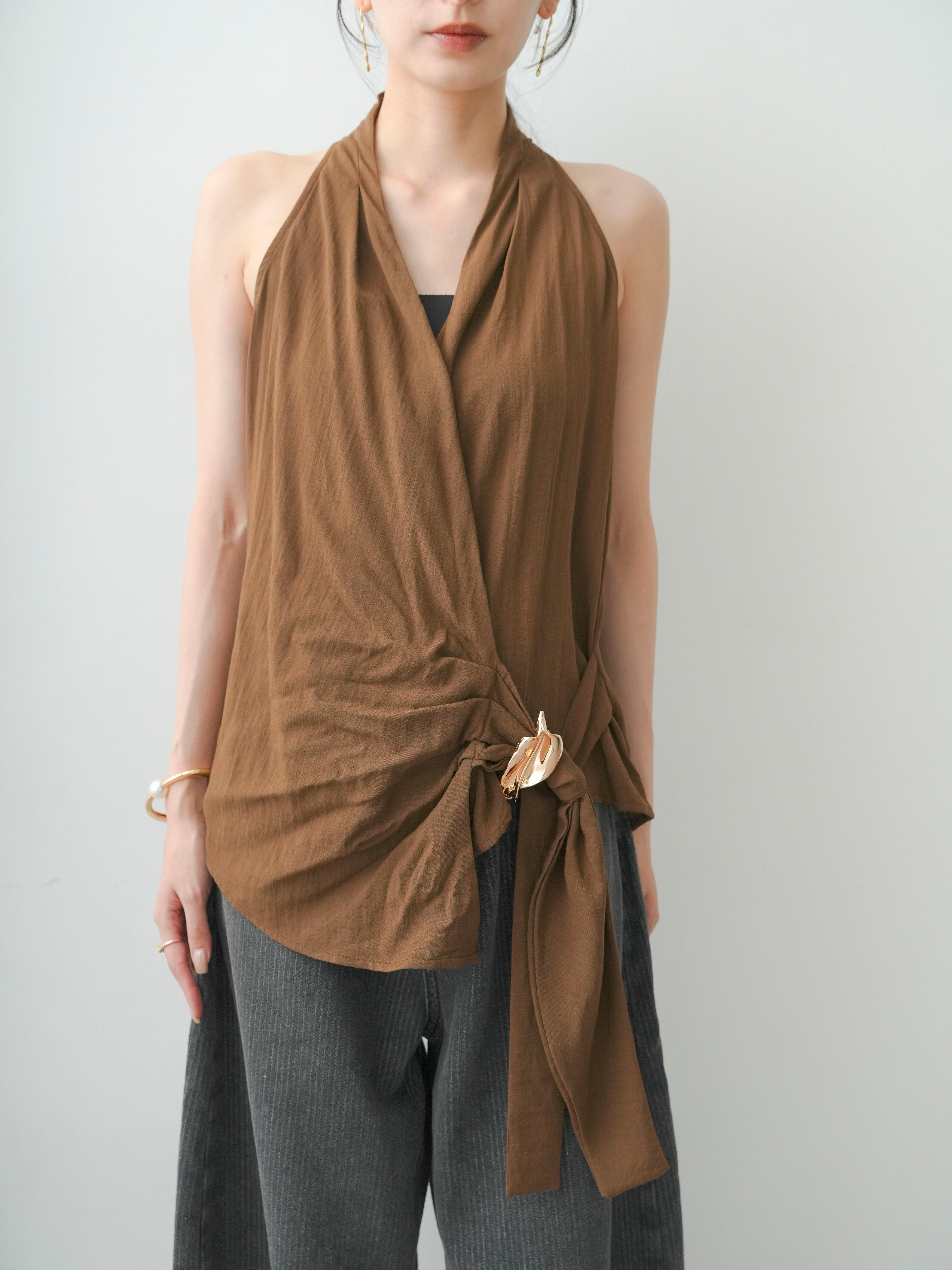 予約]ゴールドモチーフカシュクールノースリトップス/brown – Lumier