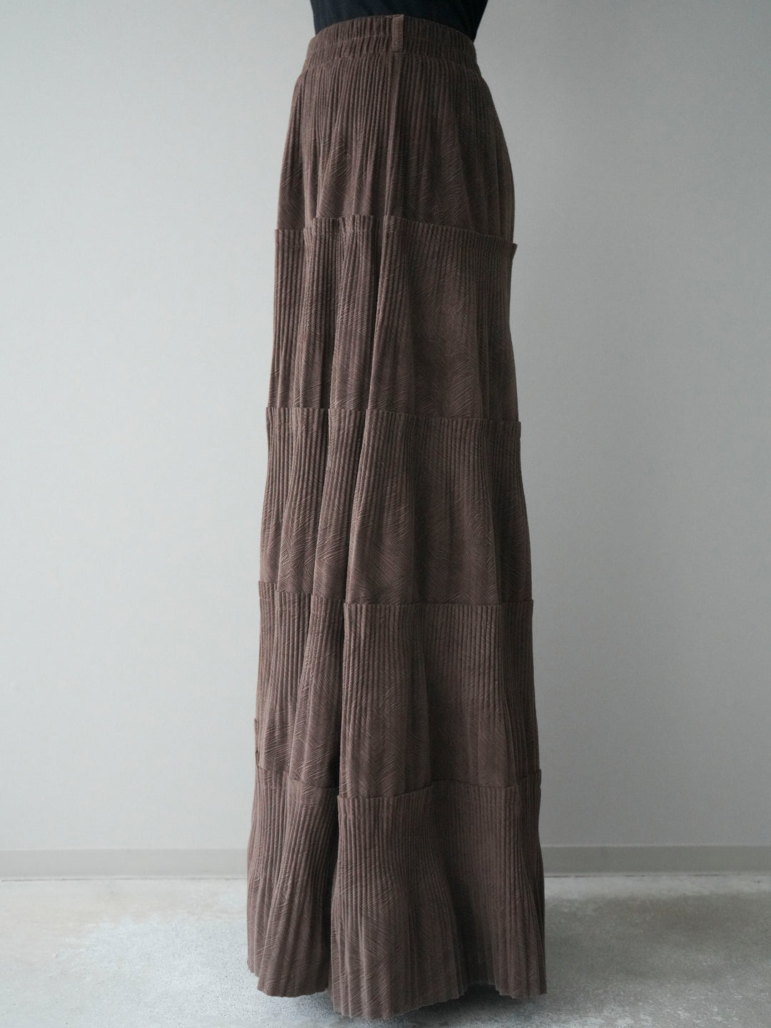 [予約]型押しスエードティアードプリーツスカート/brown