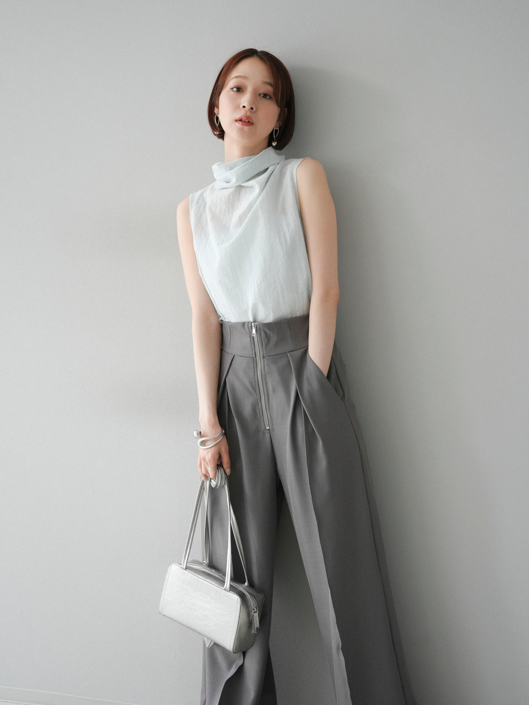[SET] 後繫帶無袖上衣 + 拉鍊褶襉寬褲 (2 套)