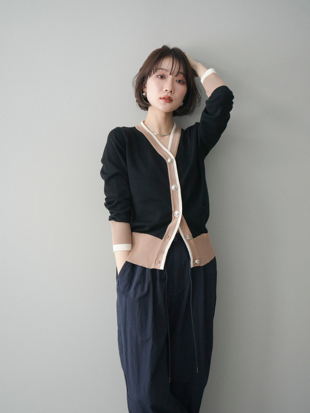 [予約]デザインボタン配色Vネックニットカーディガン/black