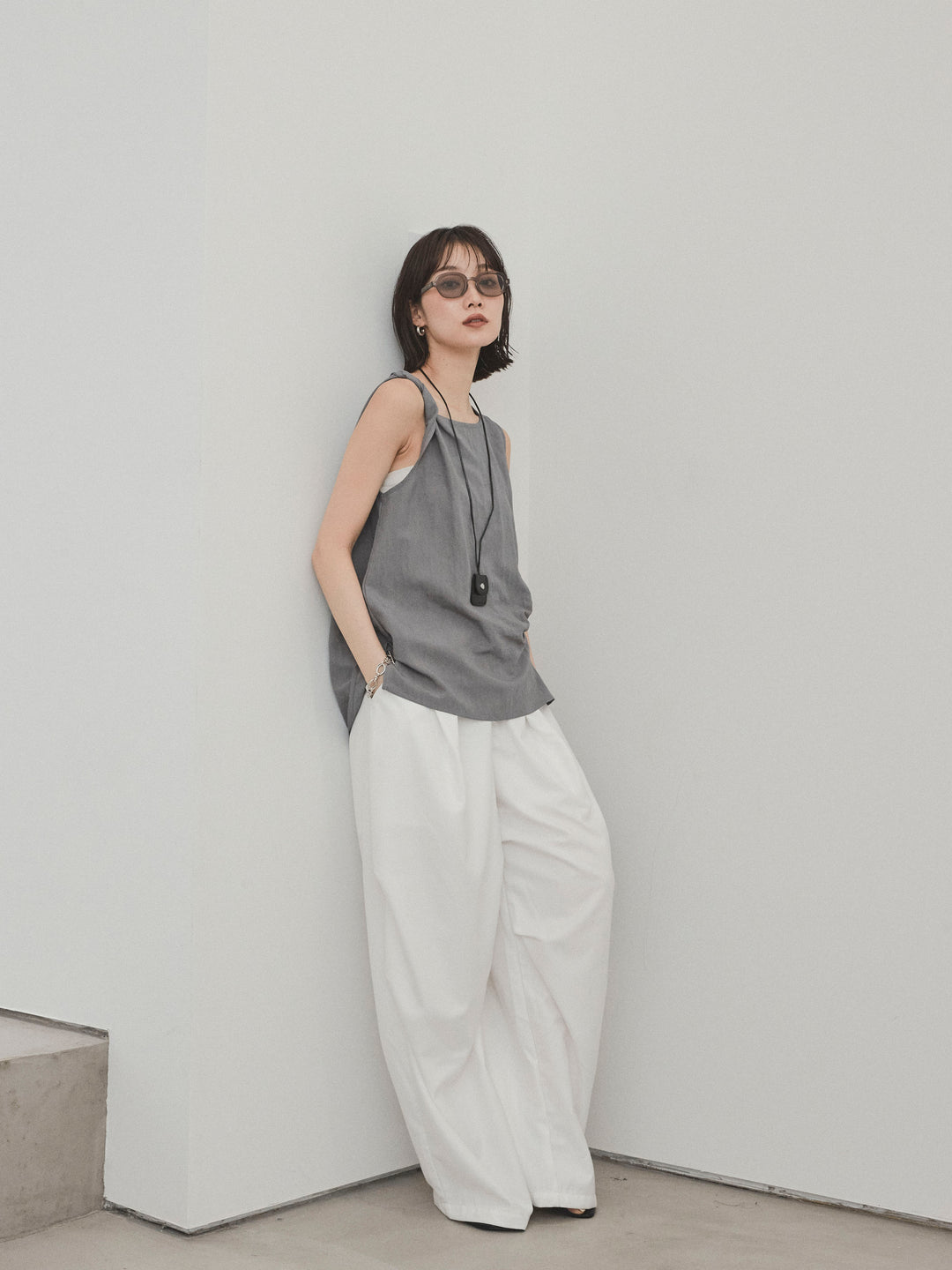 [SET]レザーネックレス付ツイストノースリブラウス+デザインループサイドタックパンツ(2set)