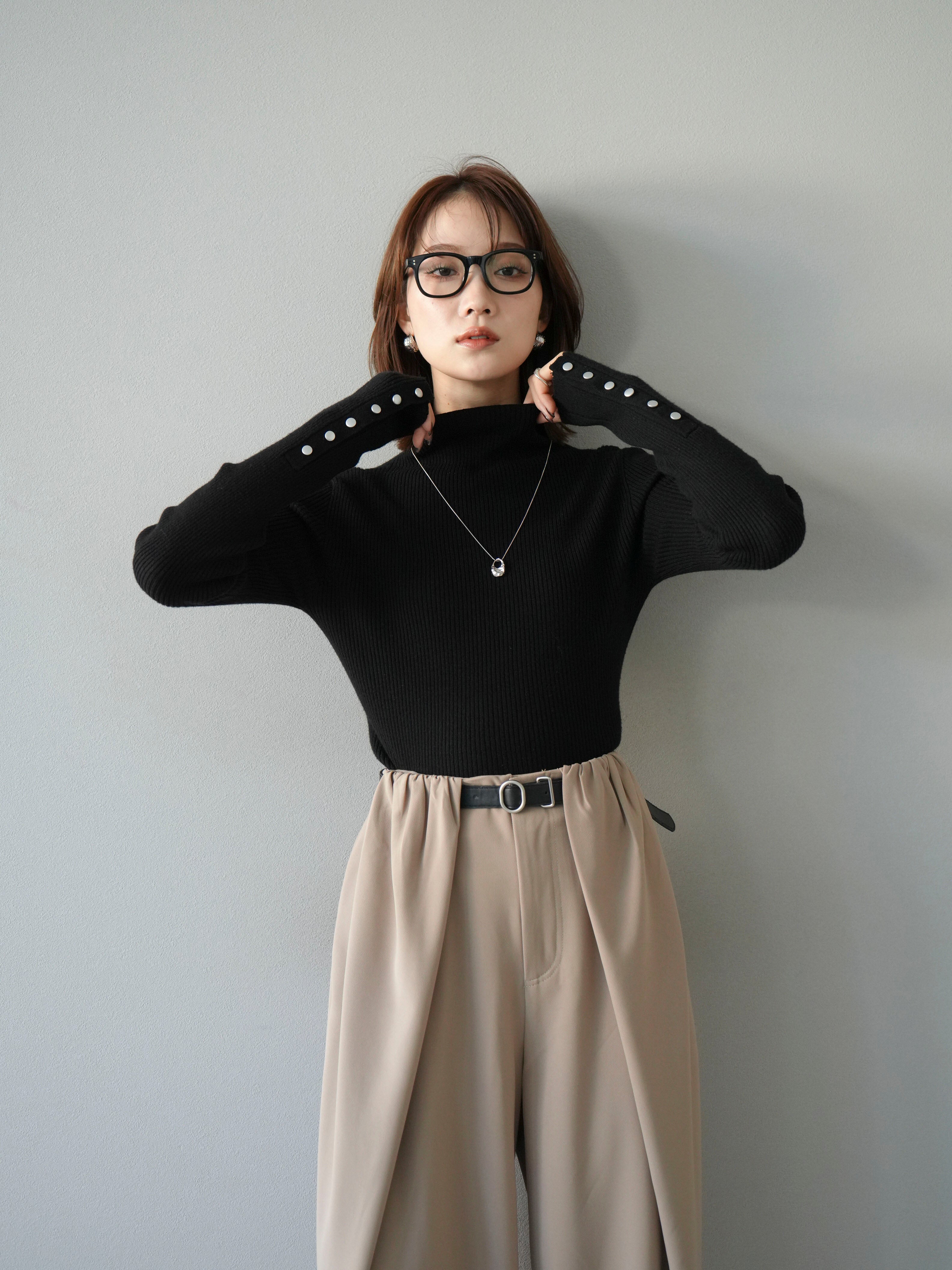 予約]袖ボタンボトルネックリブニットトップス/ブラック – Lumier