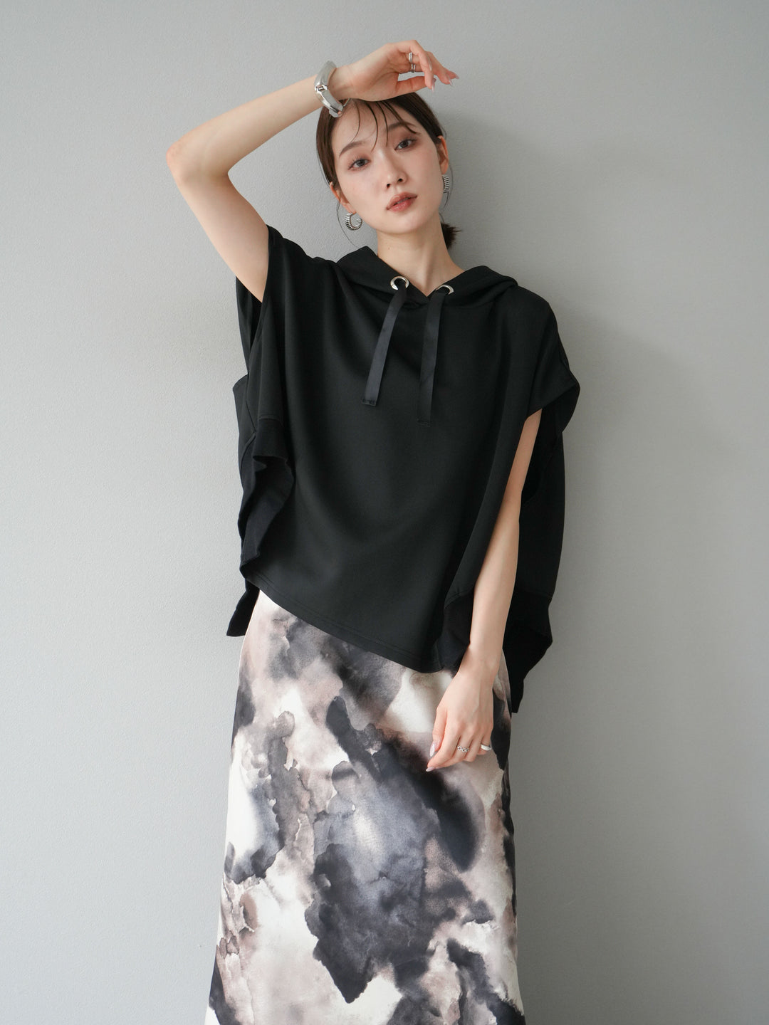 [SET]アシンメトリードルマンバックZIPフーディー+ニュアンスサテンフリルスカート(2set)