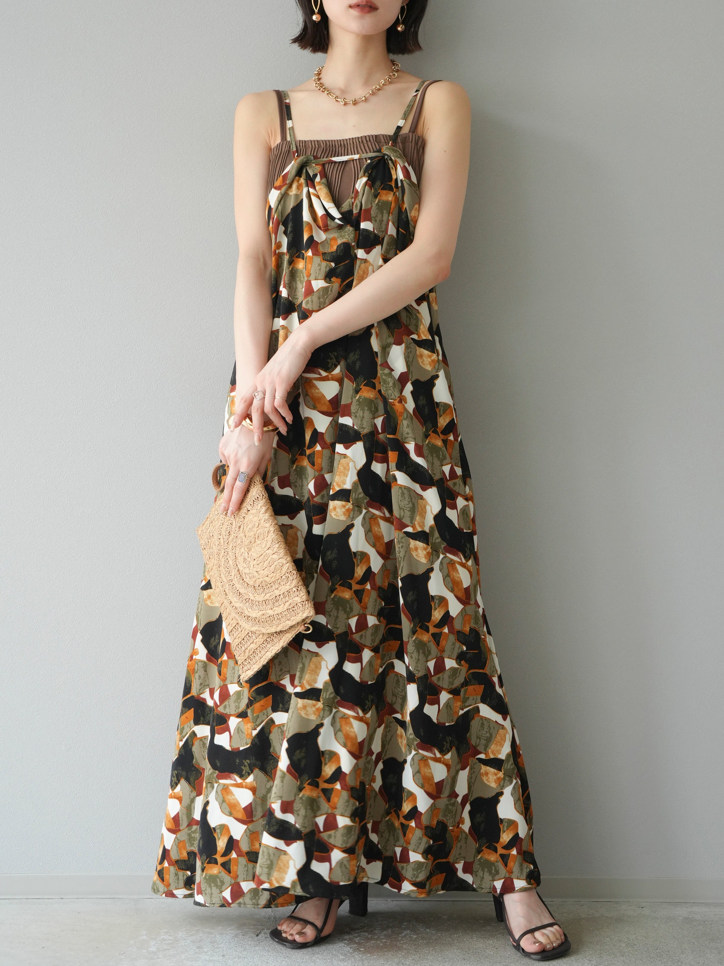 予約]タックデザインネック幾何学柄キャミワンピース/ブラウン – Lumier