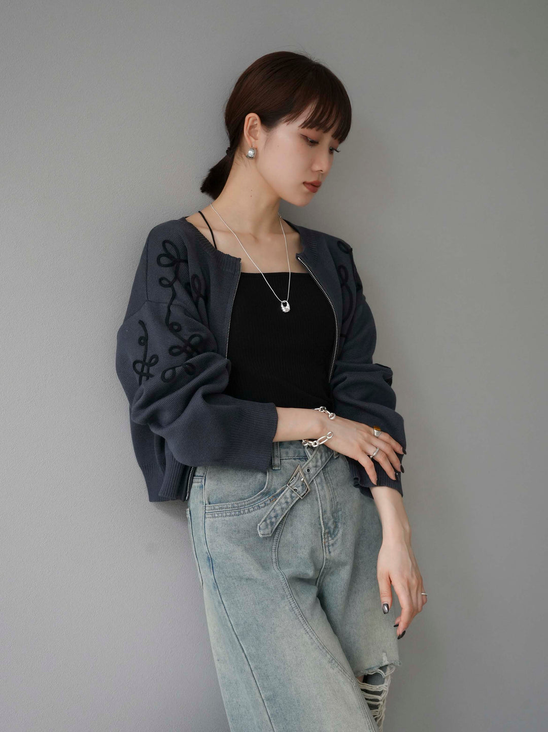 [SET]コード刺繍コットンニットジップカーディガン+ダブルストラップカットリブブラキャミソール+ベルトアシンメトリーダメージデニム(3set)