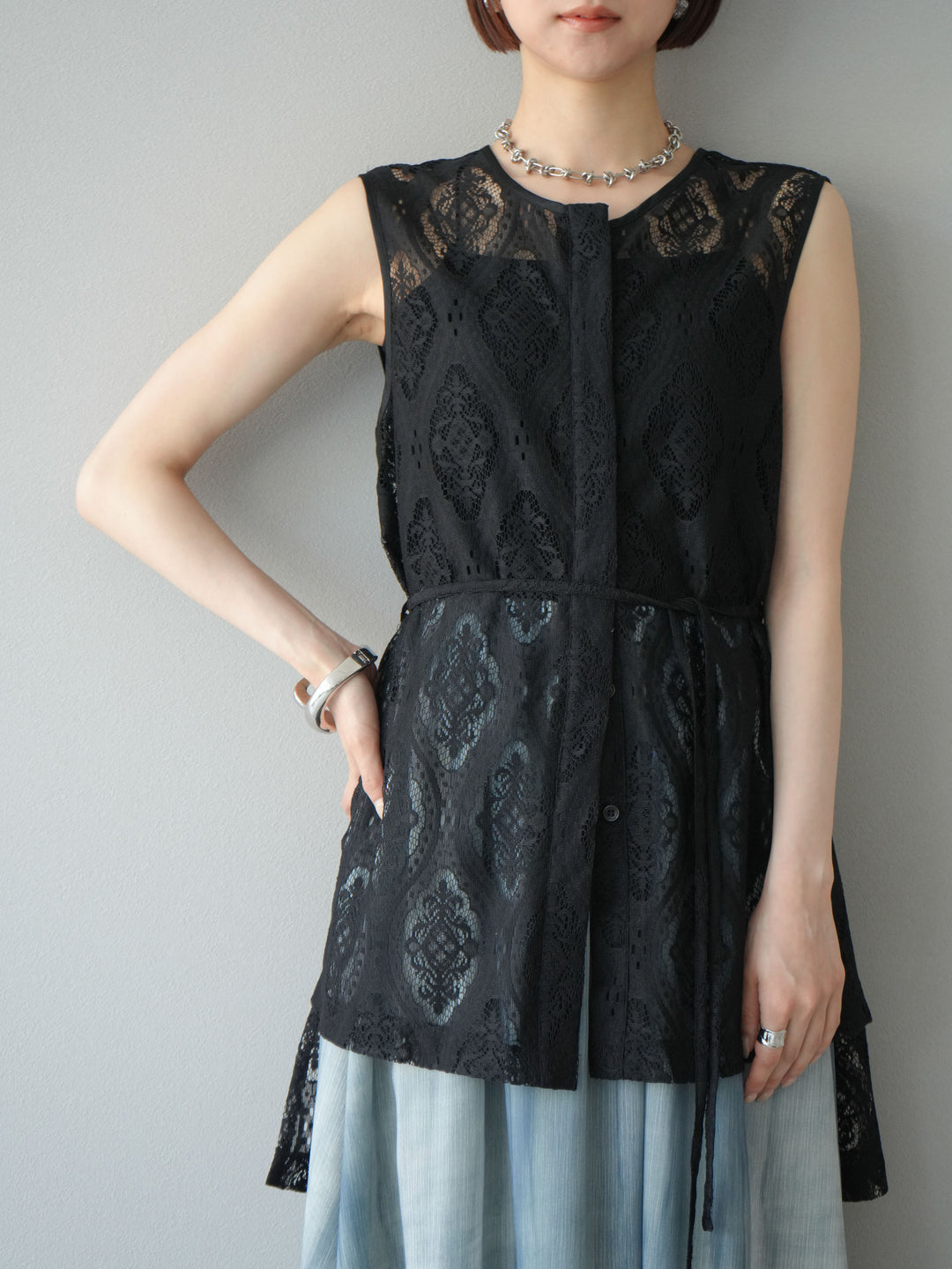 [SET] 緞面滾邊蕾絲無袖上衣 + nuance 透視喇叭裙 (2 套)