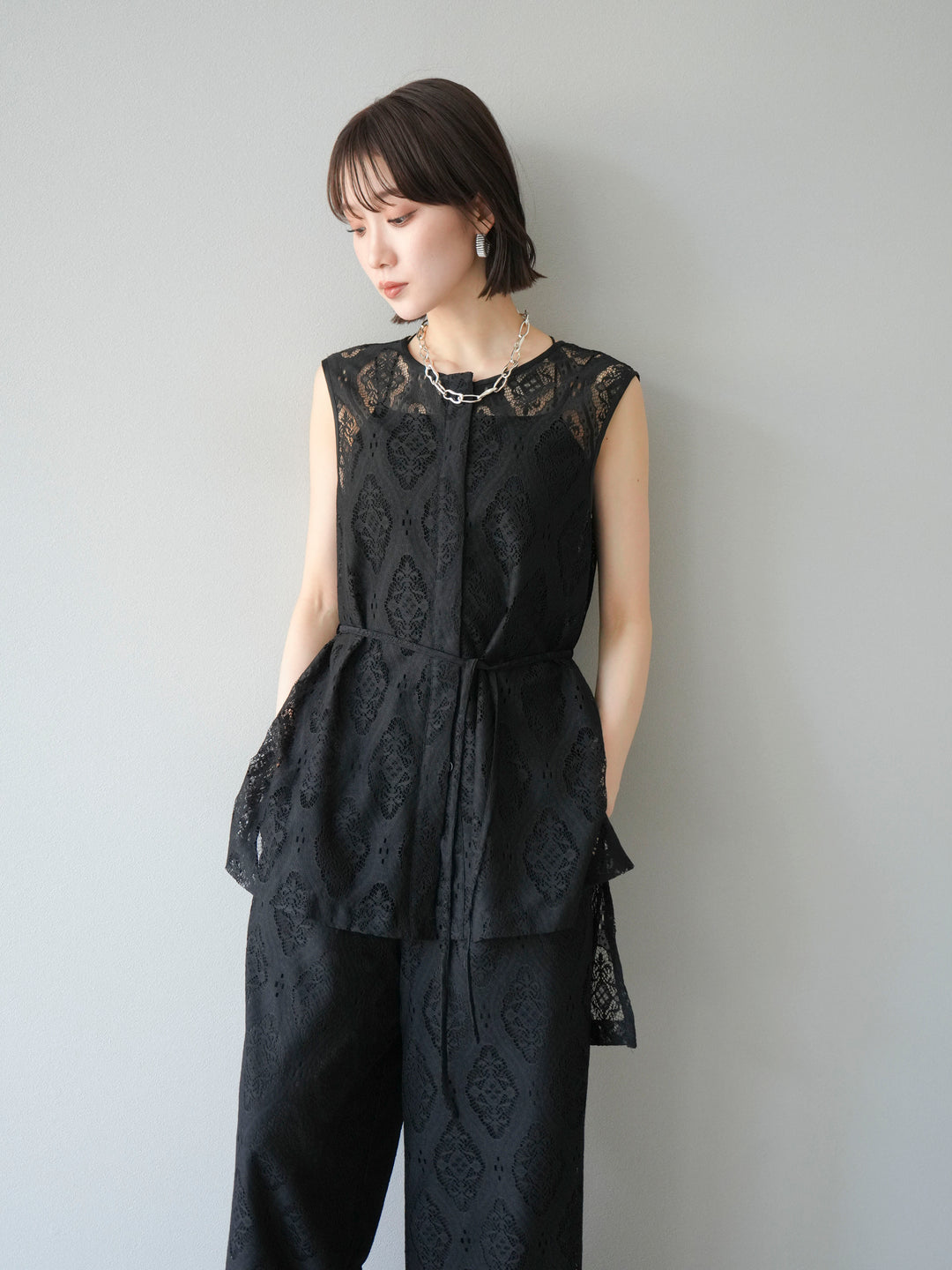 [SET] 緞面滾邊蕾絲無袖上衣 + 蕾絲疊穿休閒褲 (2件套)