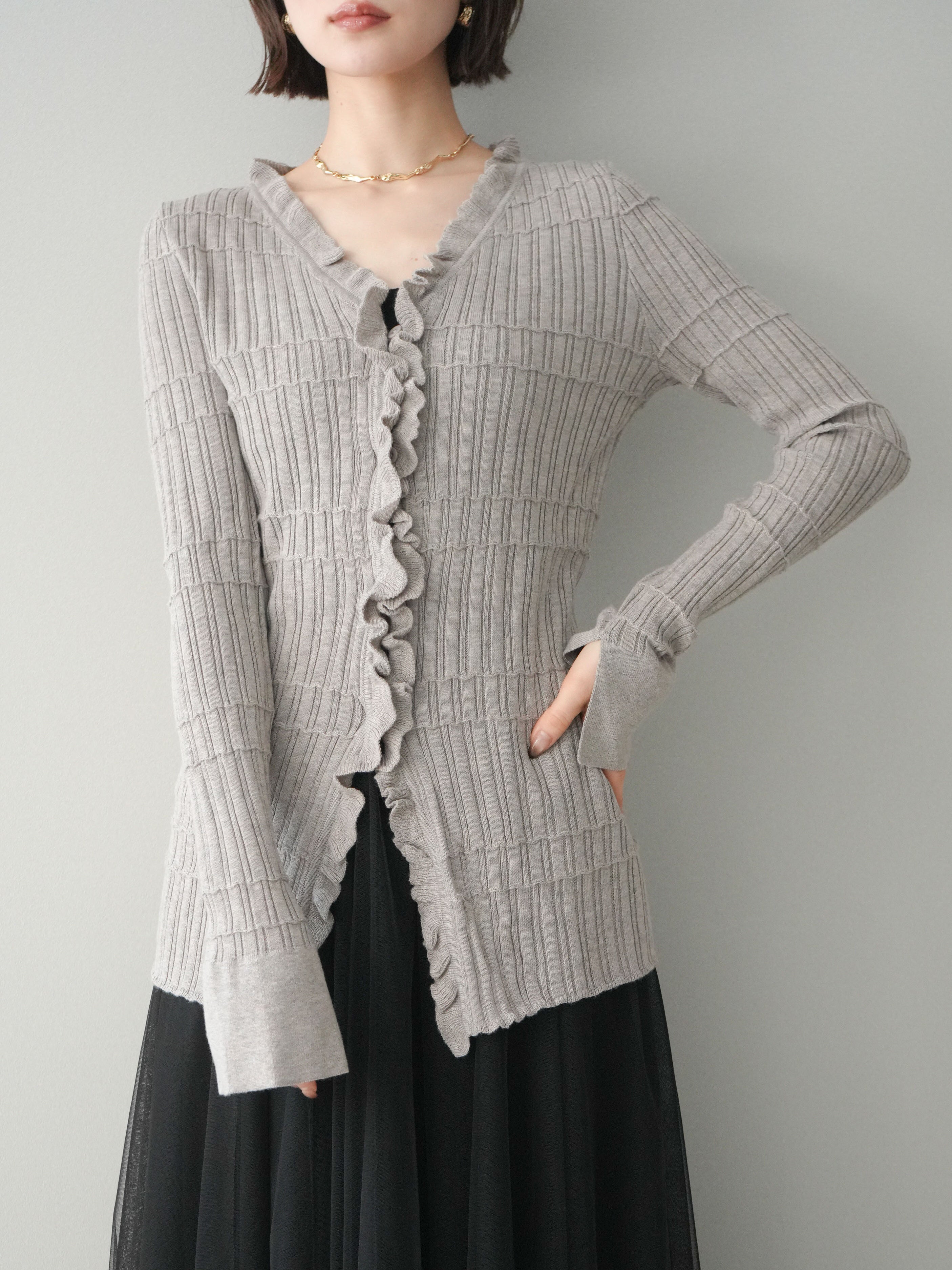 予約]フロントフリルリブニットカーディガン/greige – Lumier