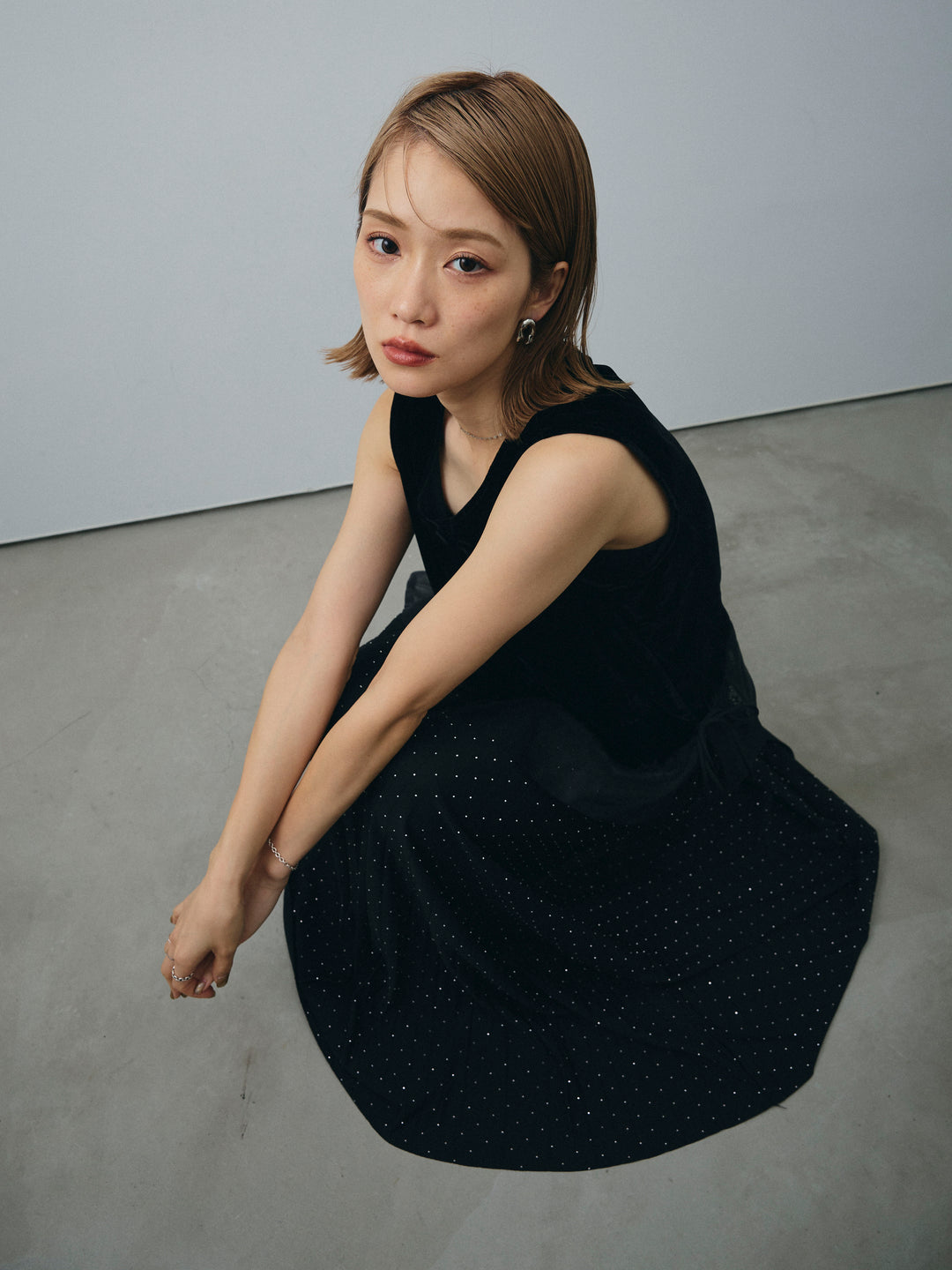 [SET]裾チュールベロアノースリーブプルオーバー+ラインストーンプリーツスカート(2set)