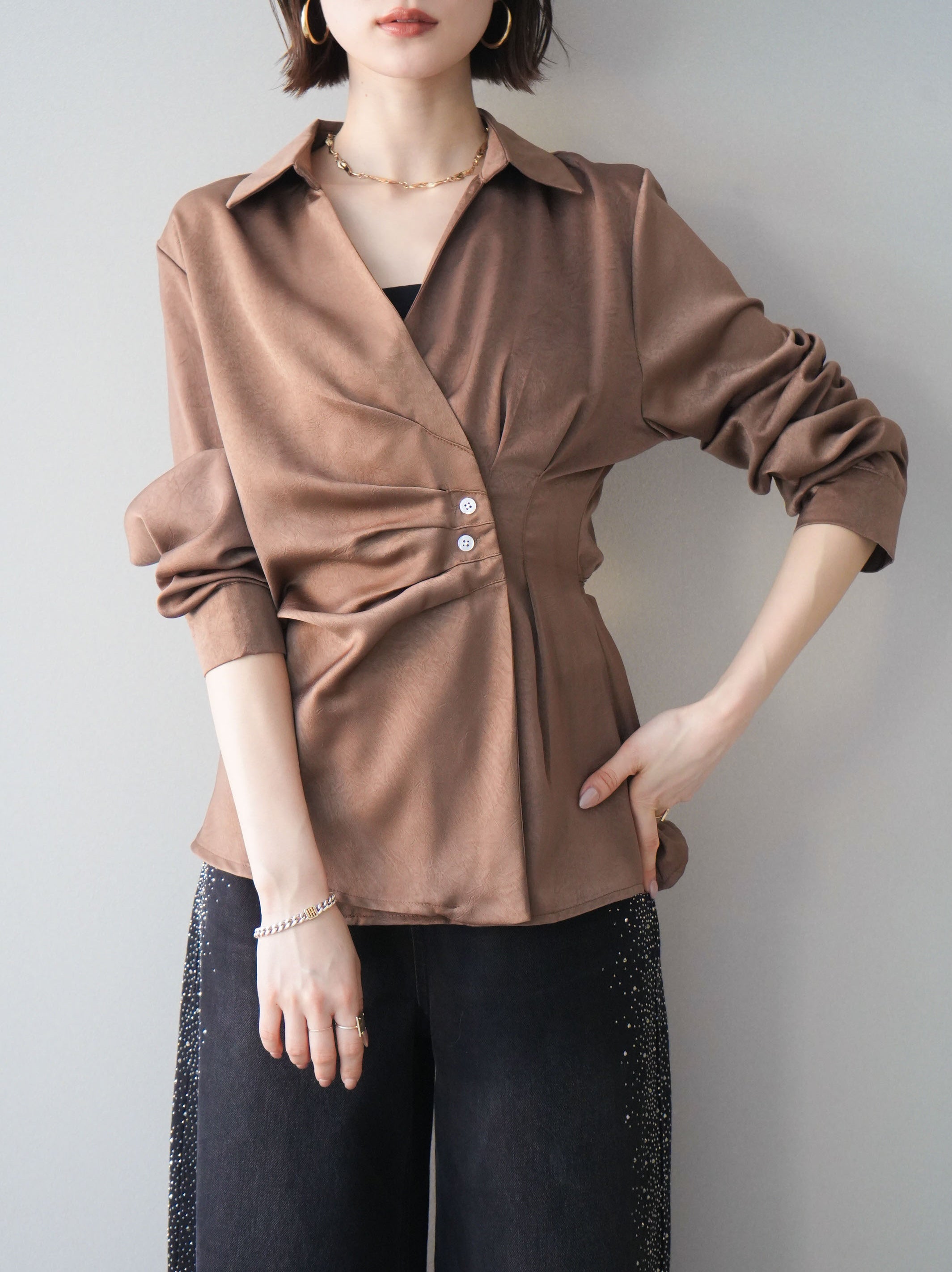 予約]サイドギャザーアシンメトリーデザインサテンブラウス/brown – Lumier