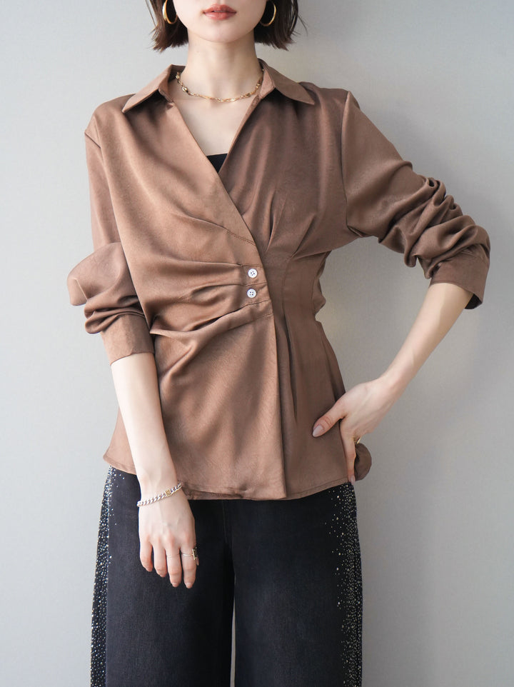 [予約]サイドギャザーアシンメトリーデザインサテンブラウス/brown