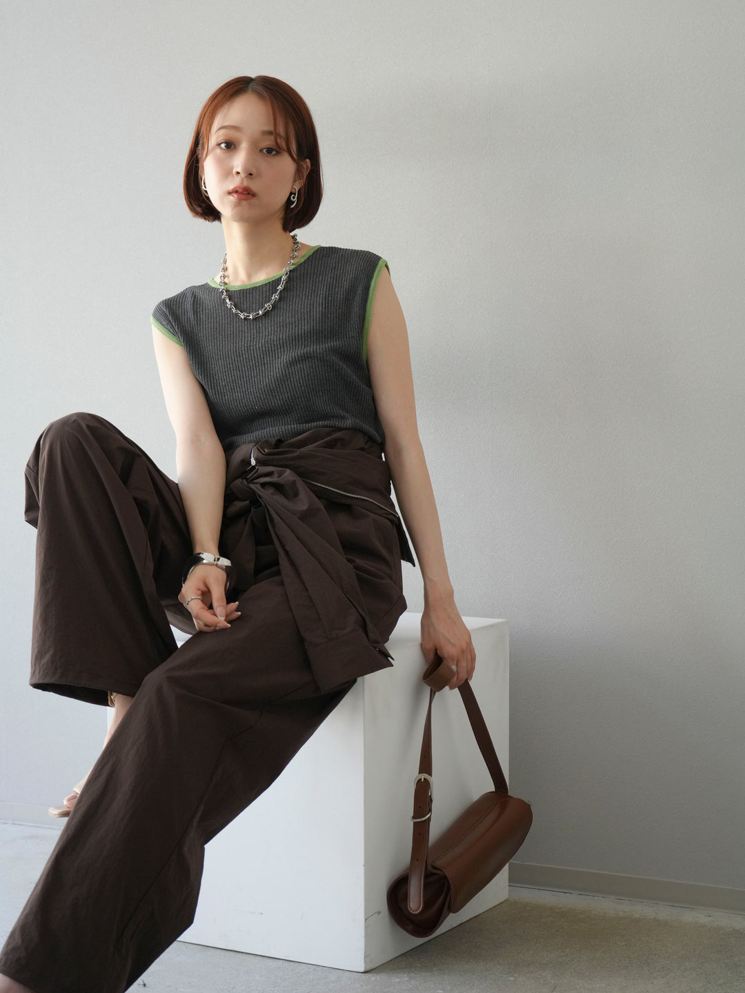 [予約]リネンタッチ配色ニットノースリーブプルオーバー/チャコール