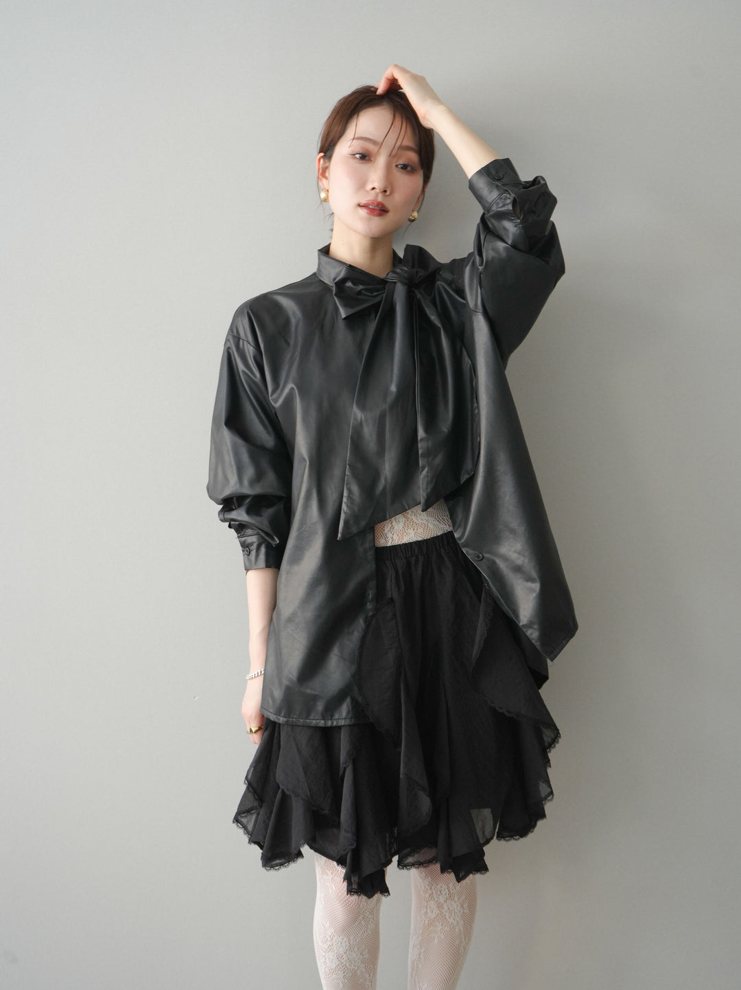 [SET]フェイクレザーボウタイブラウス+ラッフルレースミニスカート(2set)