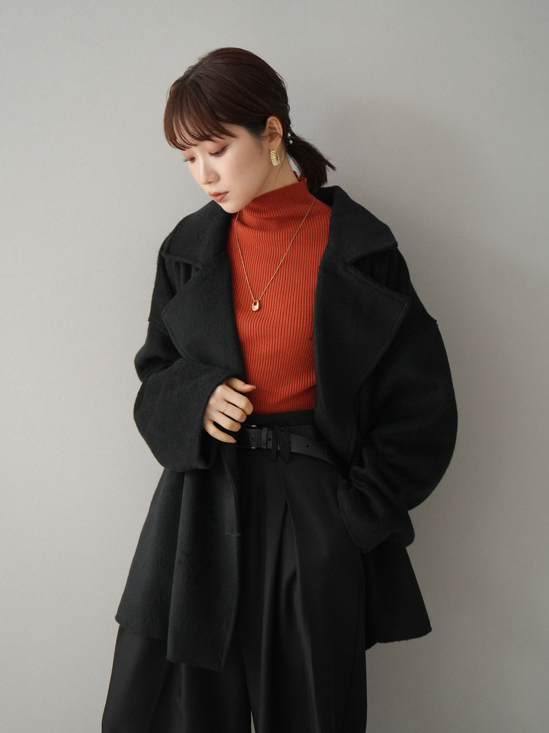 [SET]フェイクビーバーミドルコート+袖ボタンハイネックリブニットトップス+ベルト付ウールタッチワイドパンツL(3set)