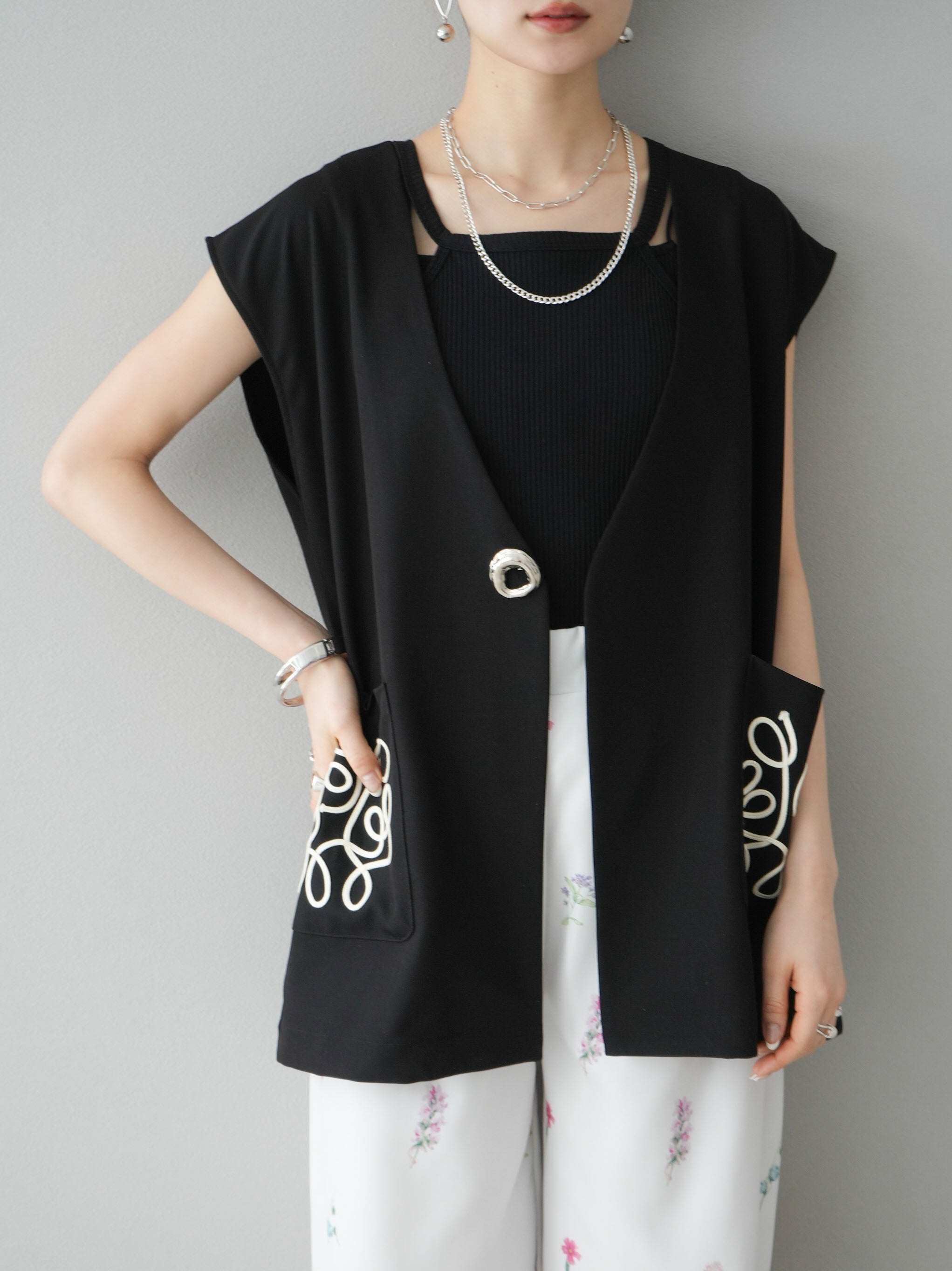 [新品タグ付き] IENA ★ コード刺繍ジレ 予約]ブローチ付きコード刺繍ジレ/アイボリー – Lumier