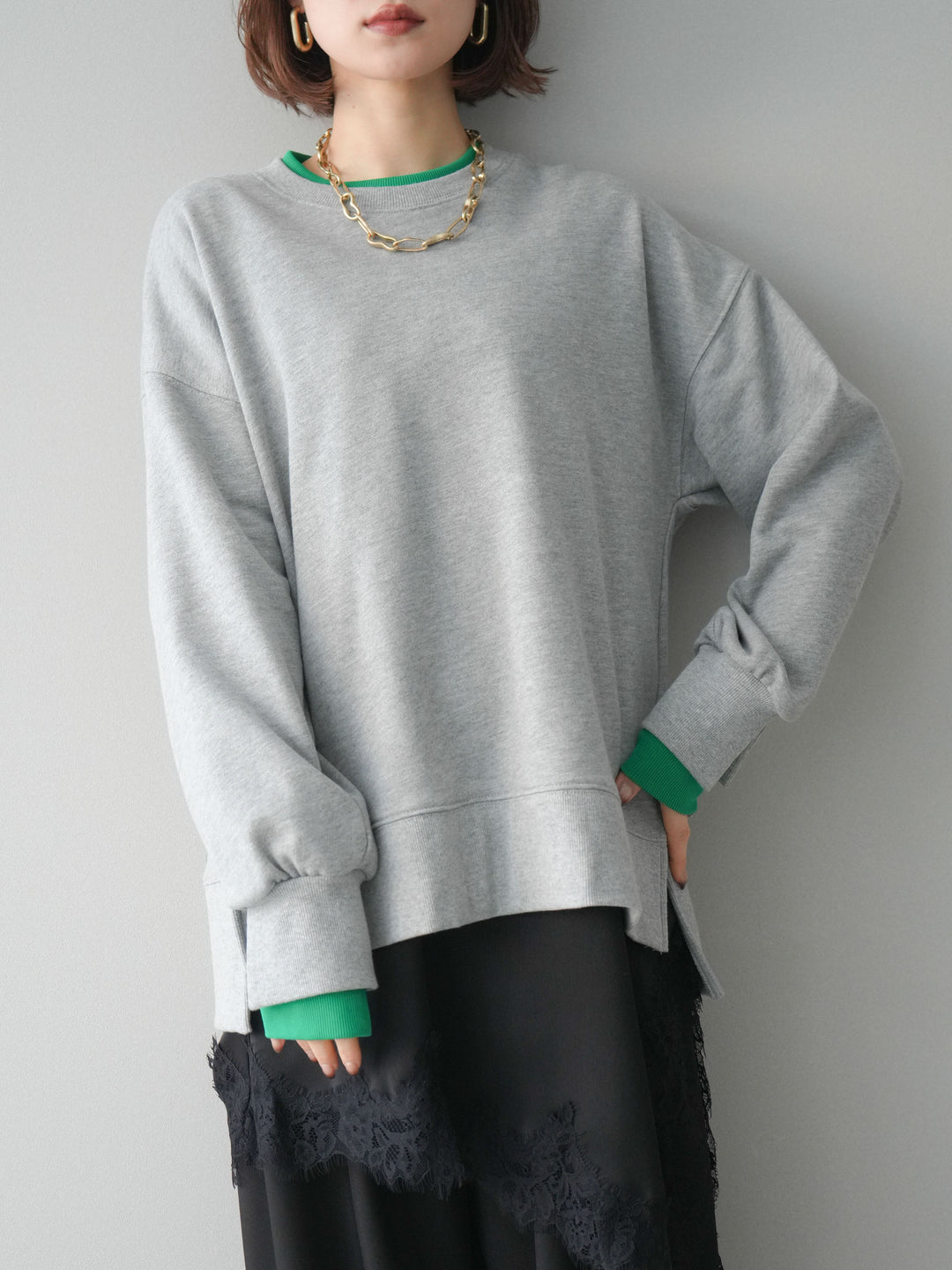 [SET]配色レイヤードデザインスエットプルオーバー+アシンメトリーサテンレースキャミソール(2set)