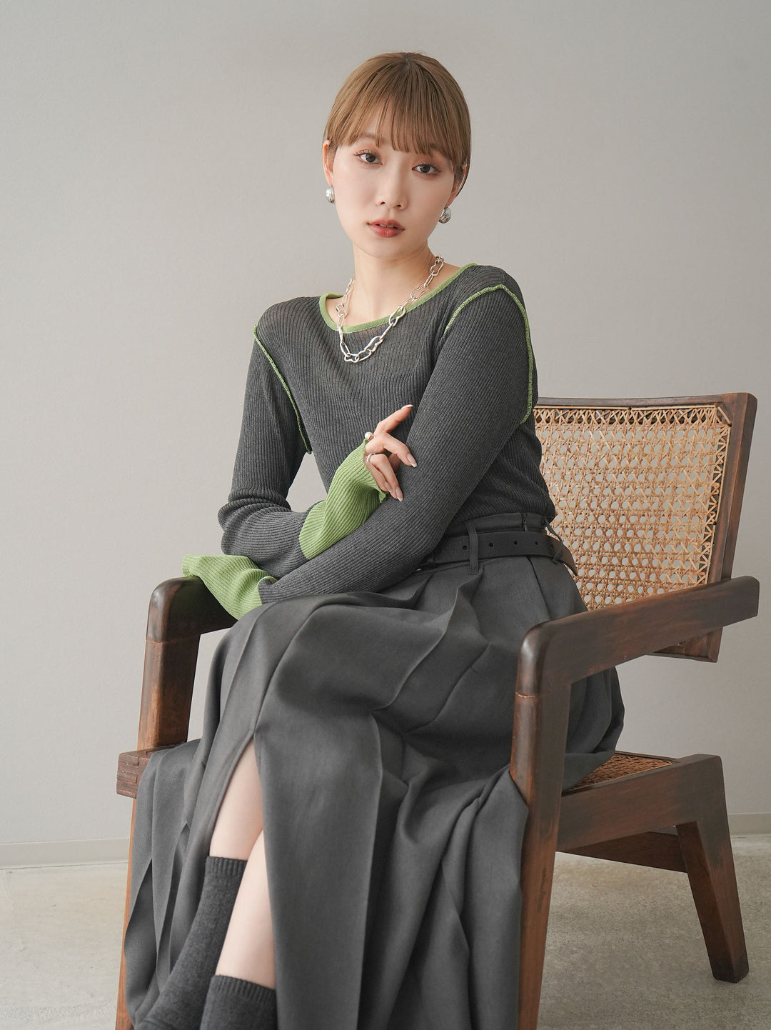 【預購】色彩協調的透明亞麻針織上衣/炭綠色