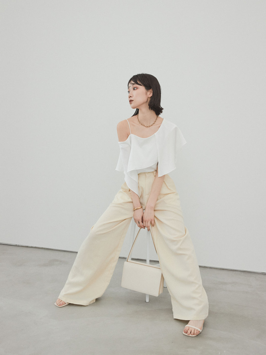 [予約]ワンショルラッフルブラウス/オフ