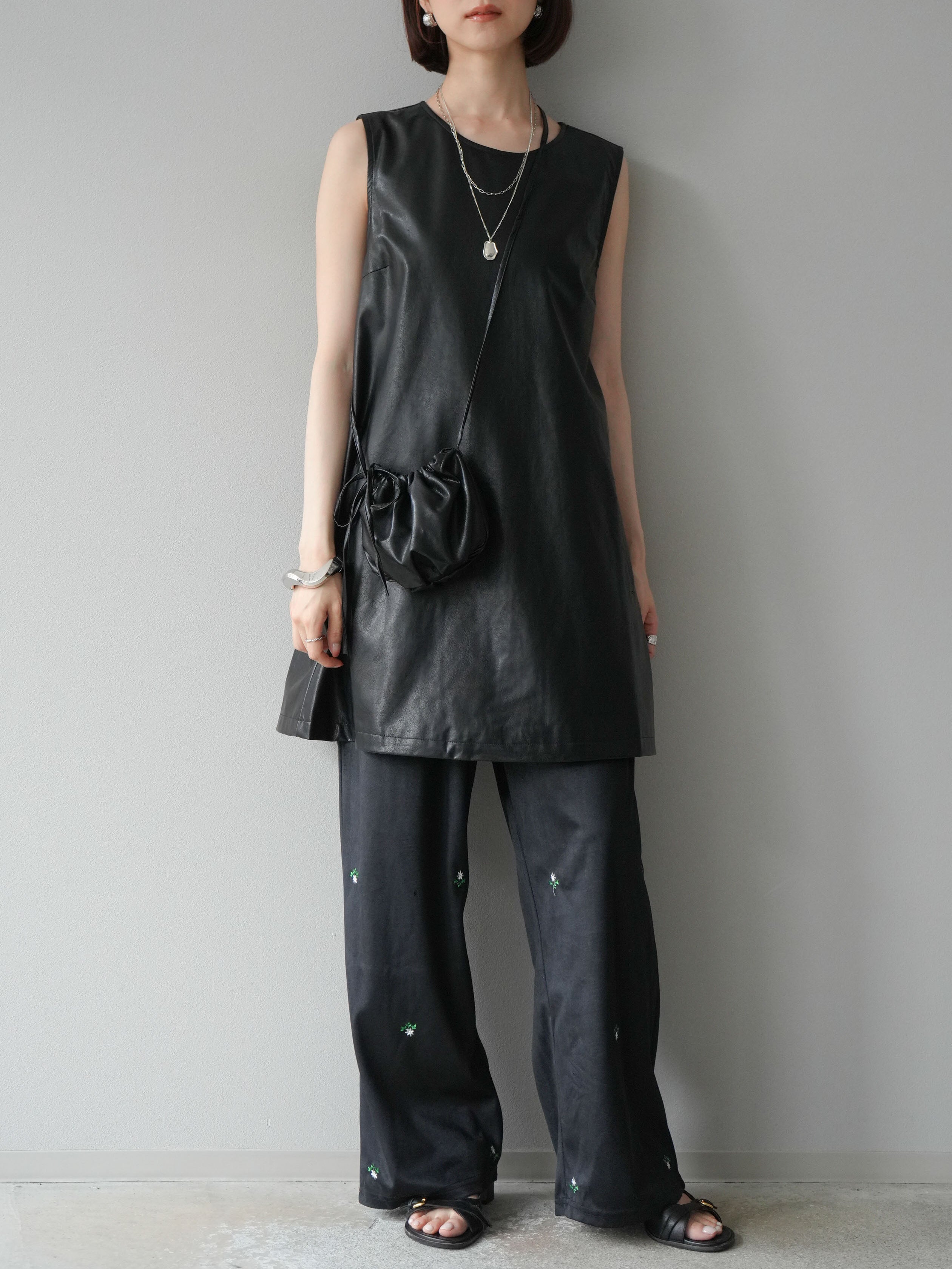 LOUIS VITTON レザー使い ミニワンピース 予約]ショルダーポーチ付レザーミニワンピース/ブラック – Lumier