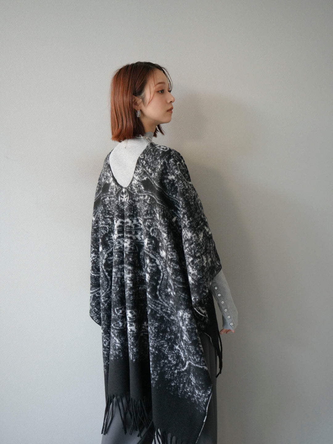 [予約]アブストラクト柄ストールポンチョ/ブラック