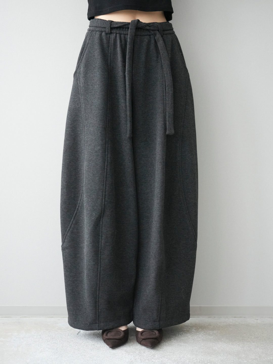 [予約]ウエストベルトカーブラインスエットパンツ/black