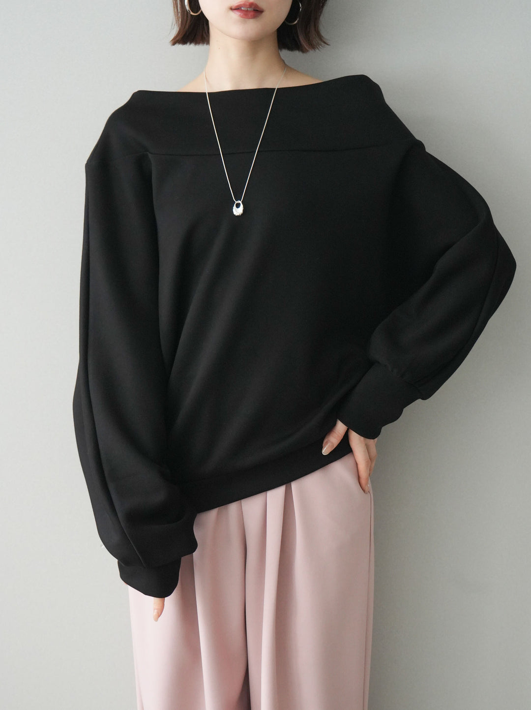 [予約]アシンメトリーオフショルポンチプルオーバー/black