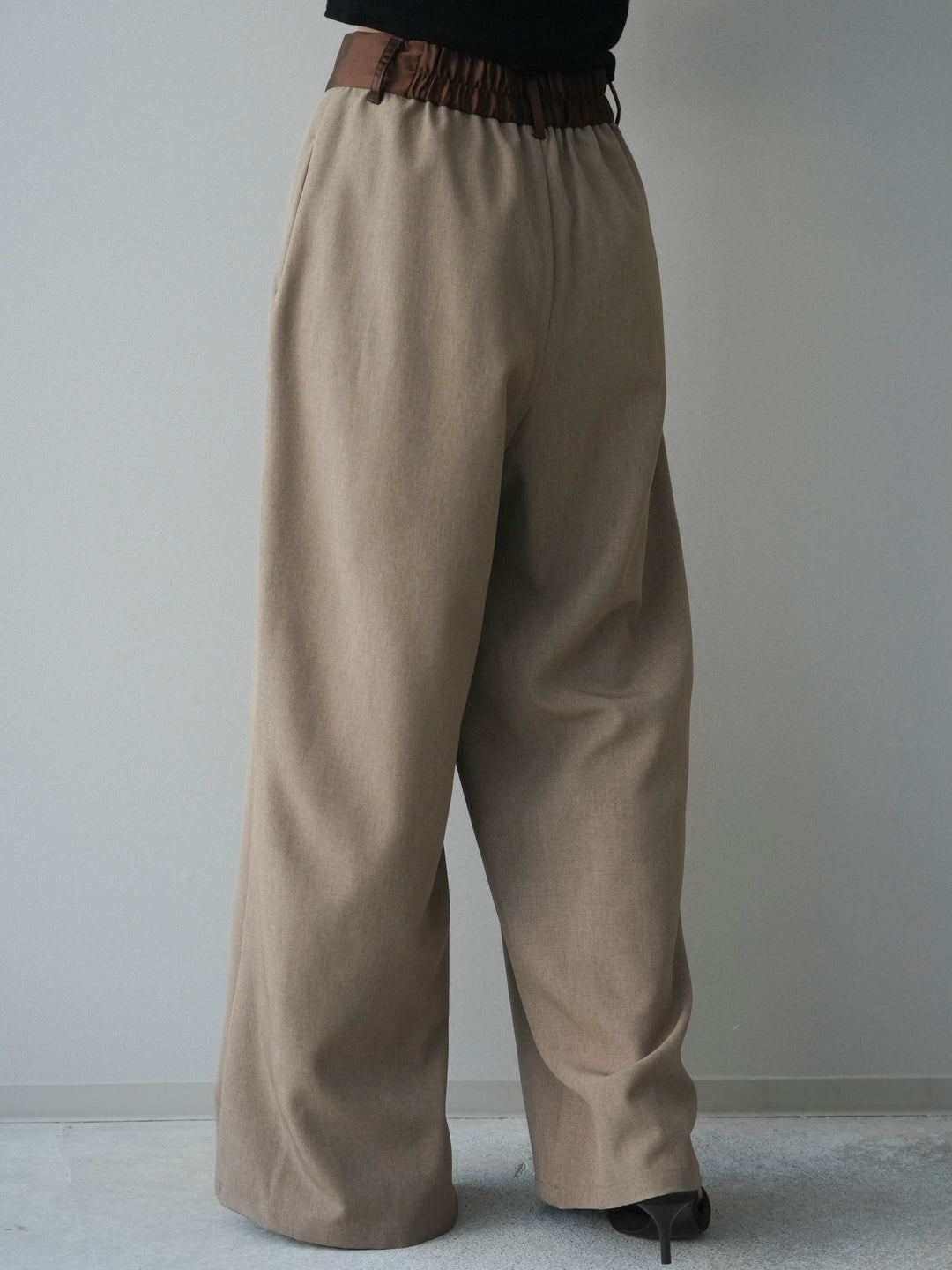 [予約]サテンベルトタックワイドパンツ/beige