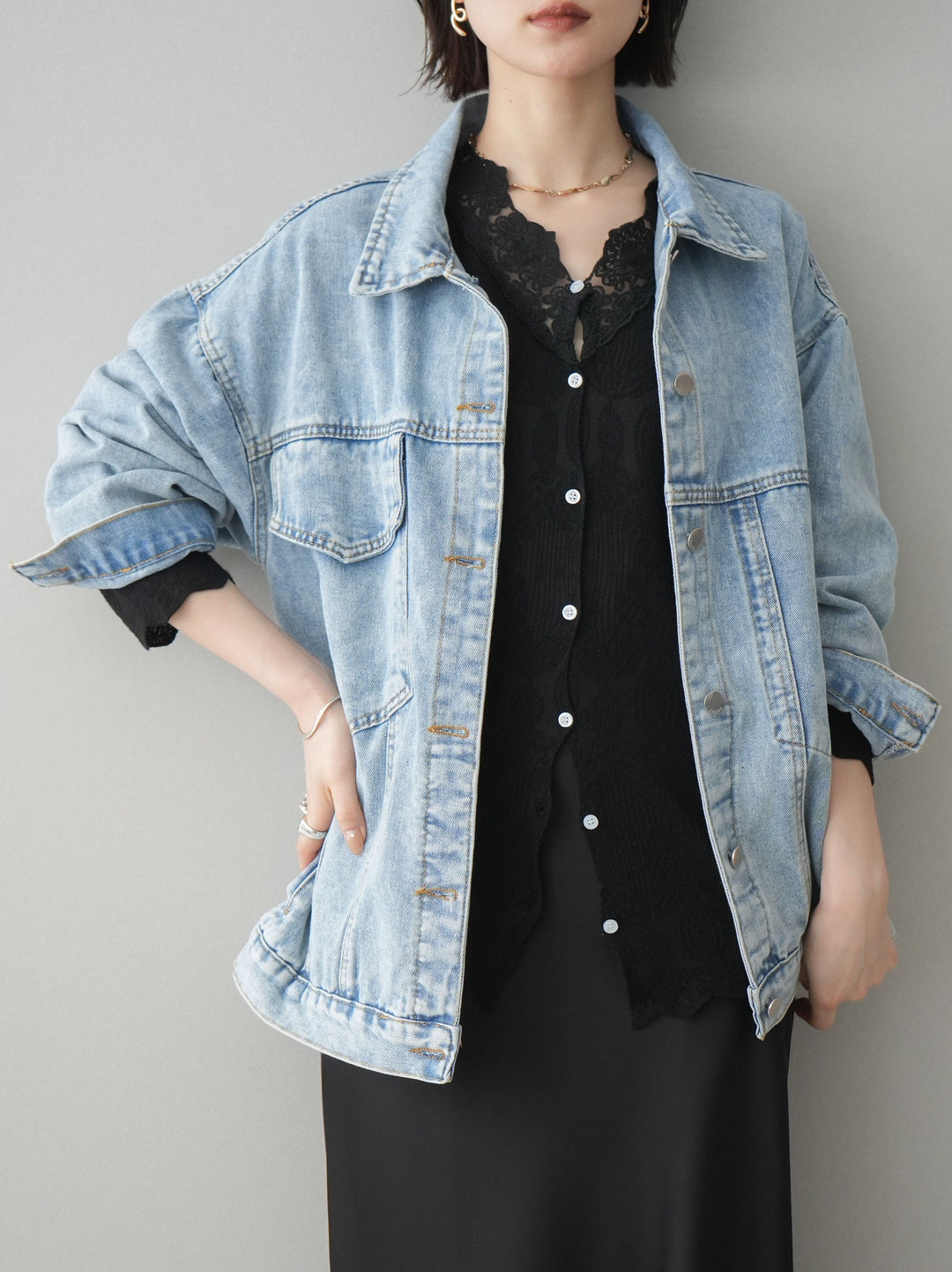 [SET]デザインBIGポケットオーバーデニムジャケット+レースネックジャガードニットカーディガン+サテンライクアシメレーススカート+センターシームフレアパンツ(4set))