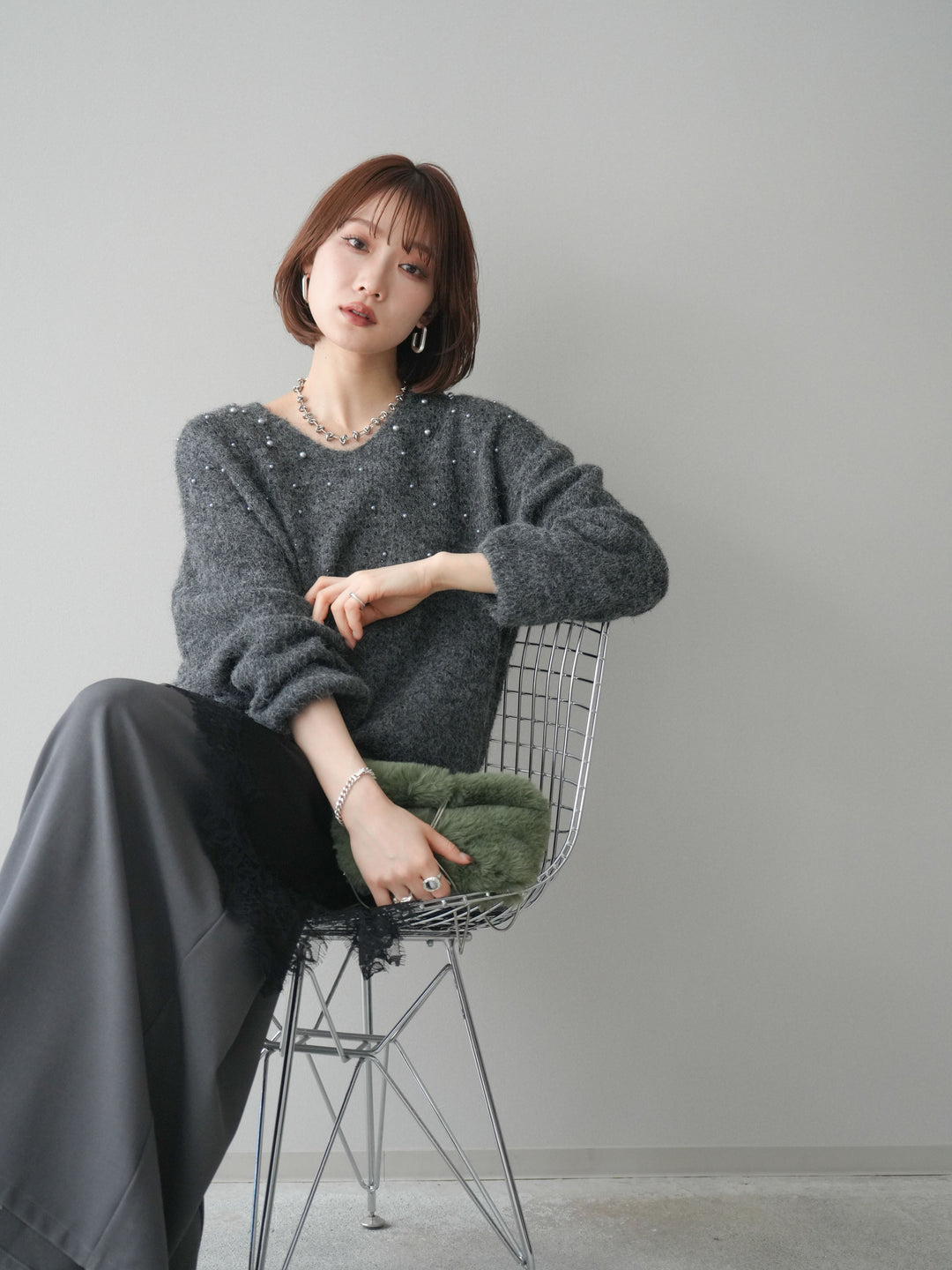 [SET]パール×ビジューVネックニットプルオーバー+アシンメトリーサテンレースキャミソール+テープベルトタックバギーパンツ(3set)