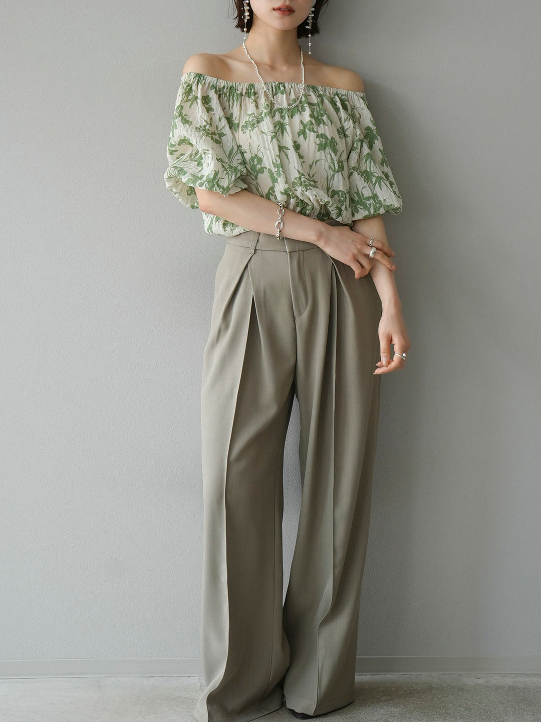 [Pre-order] Washer Flower Pattern Off-Shoulder Blouse/Green