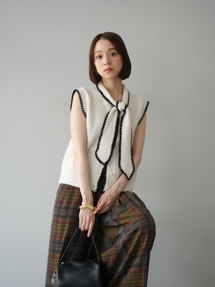 [予約]ステッチデザインボウタイニットベスト/アイボリー
