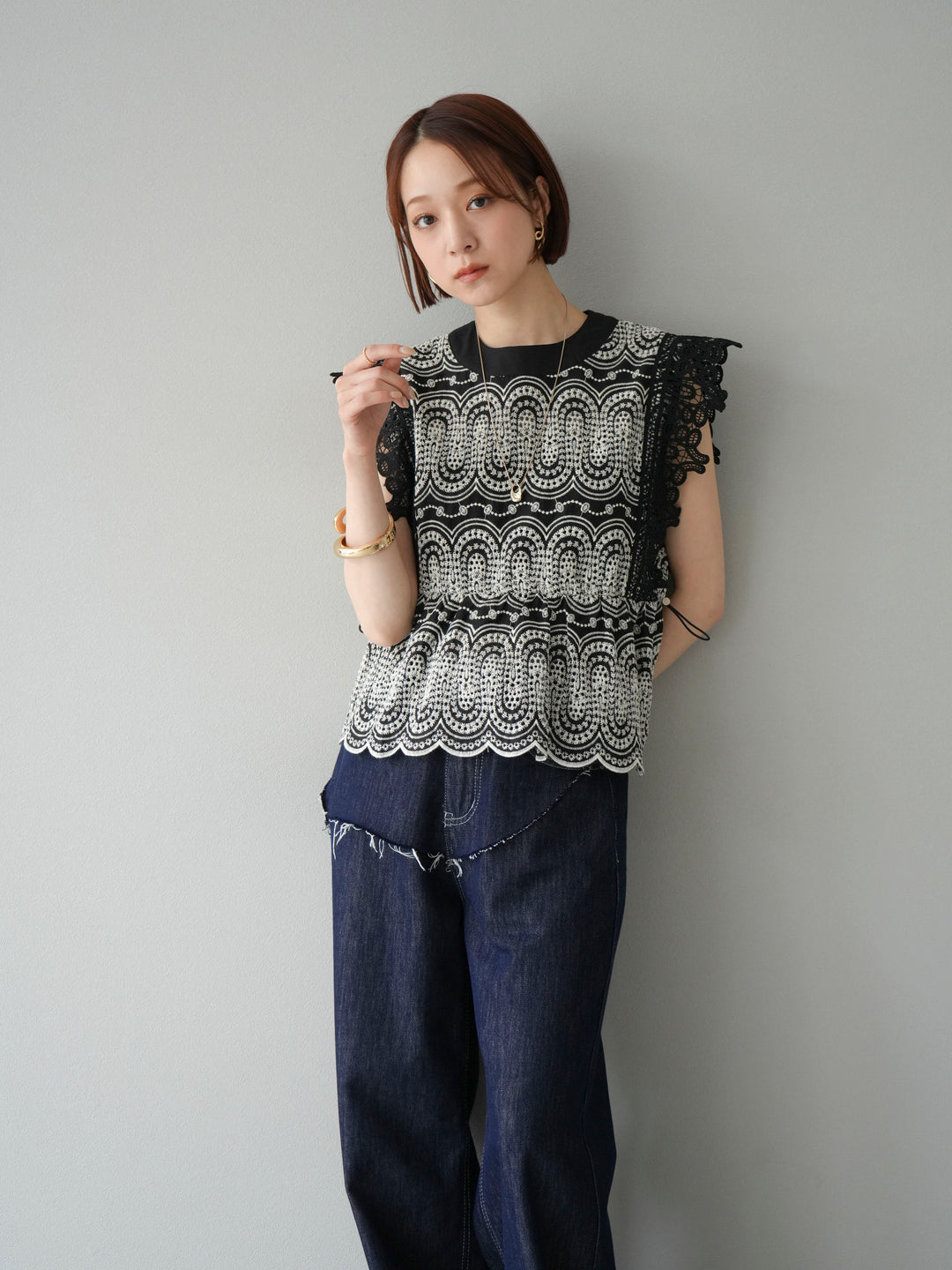 [SET] 扇貝刺繡蕾絲上衣 + 臀部設計牛仔褲 (2set)