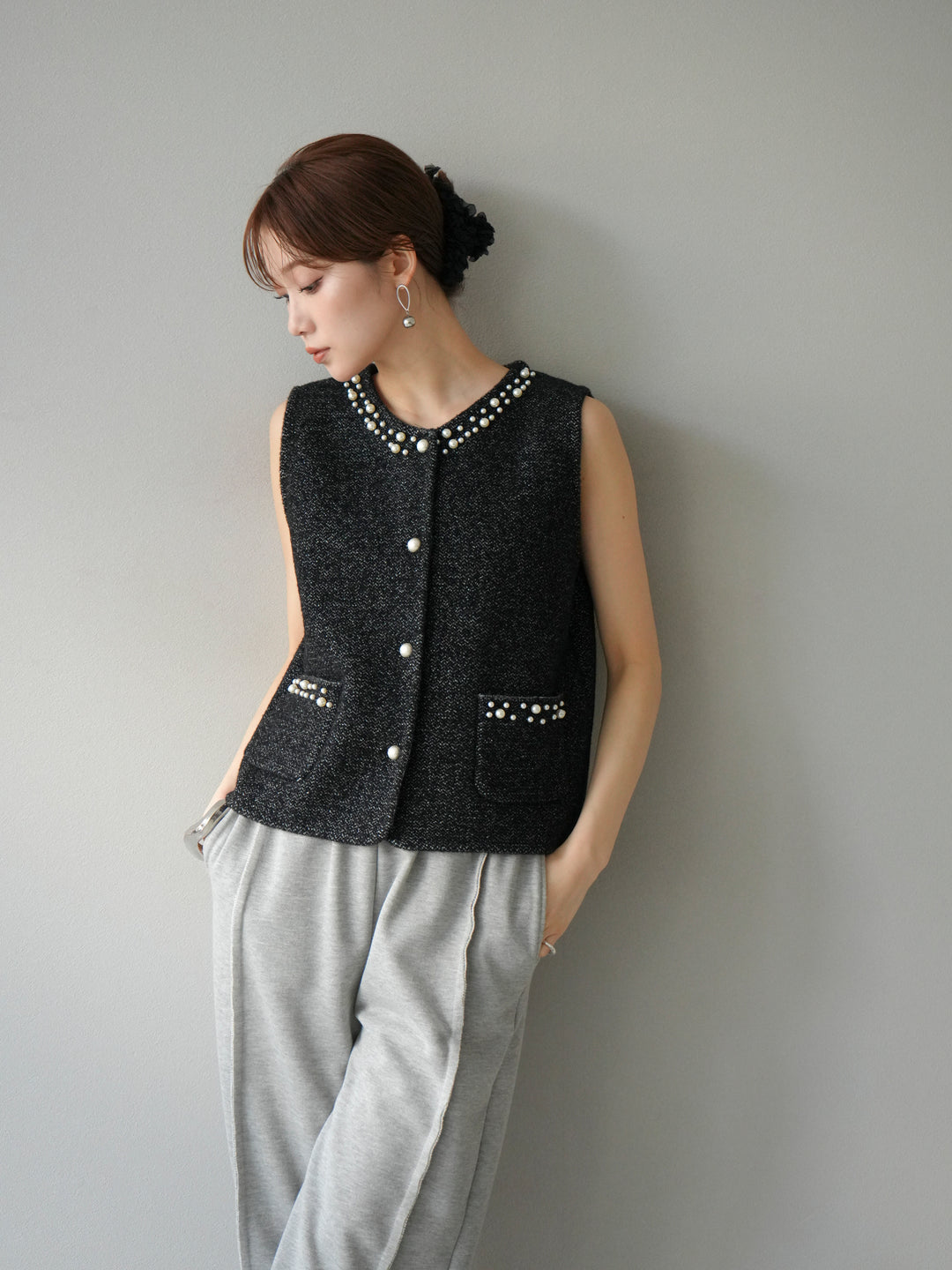 [予約]パールデザインツイードライクニットベスト/ブラック