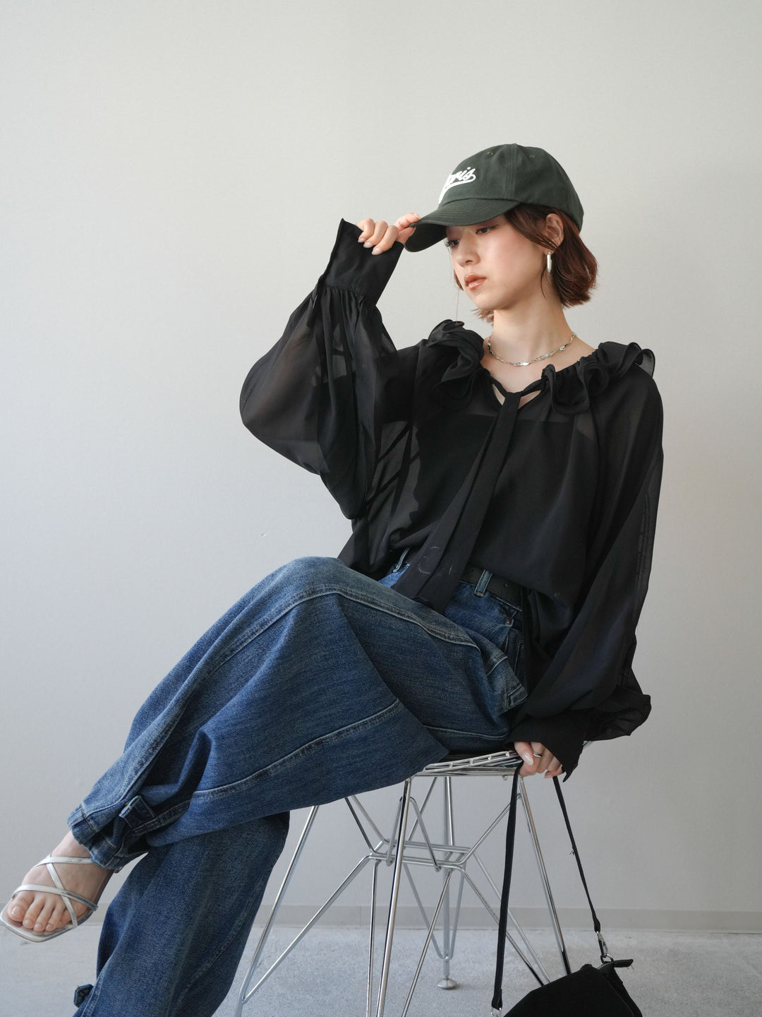 [予約]ラッフルネックシアーブラウス/black