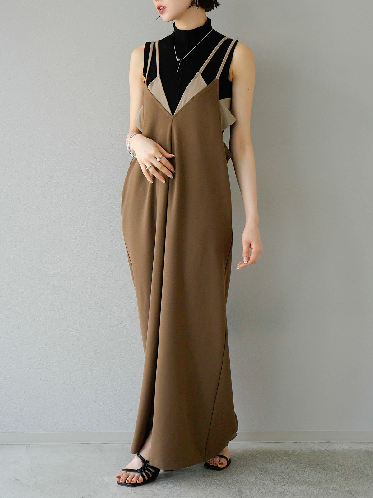 vivi　ニットレイヤードキャミドレス SET]バイカラーレイヤードデザインキャミワンピース+プチネック