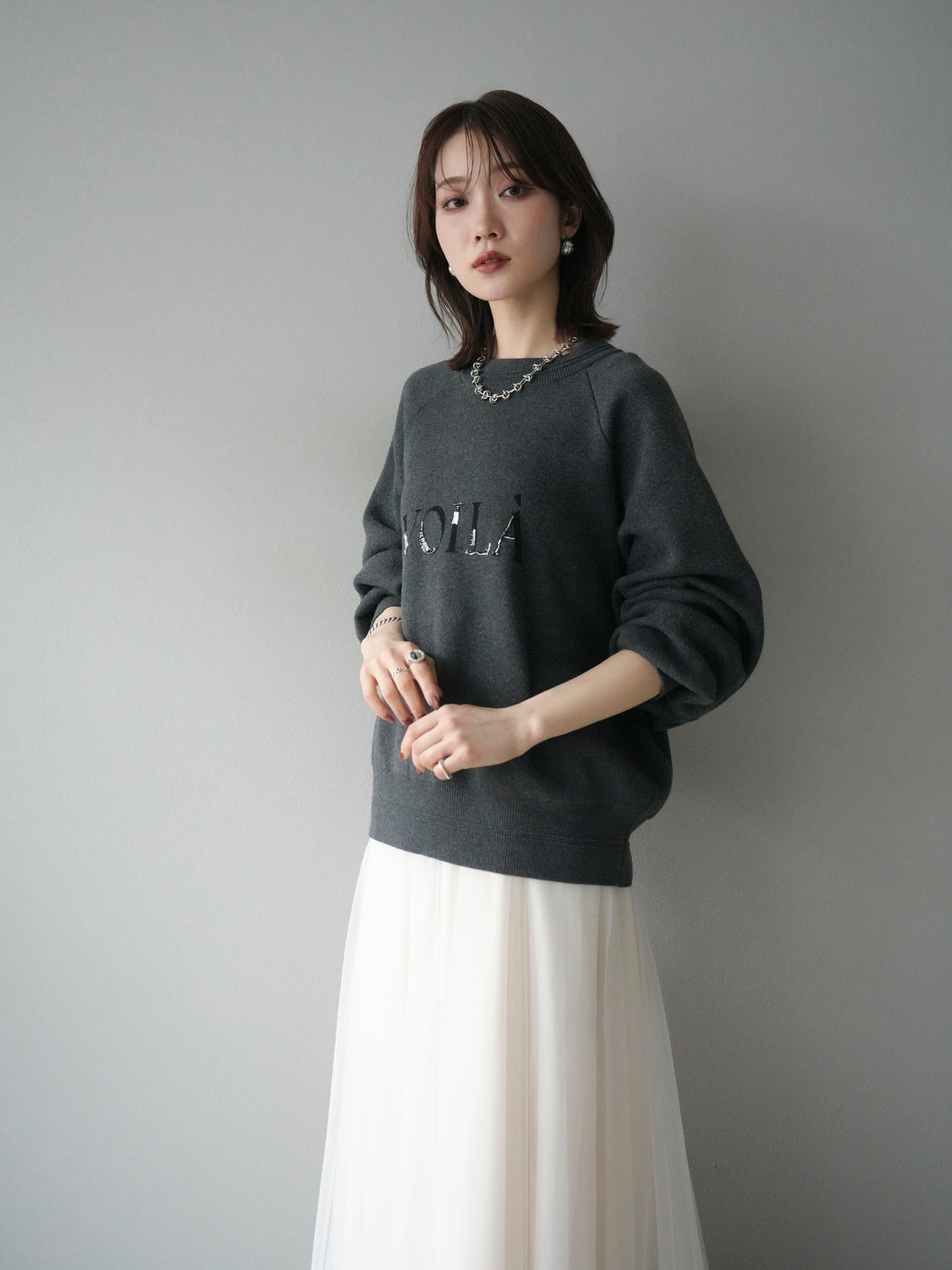 [予約]スウェットライクビーズロゴ刺繍ニットプルオーバー/charcoal