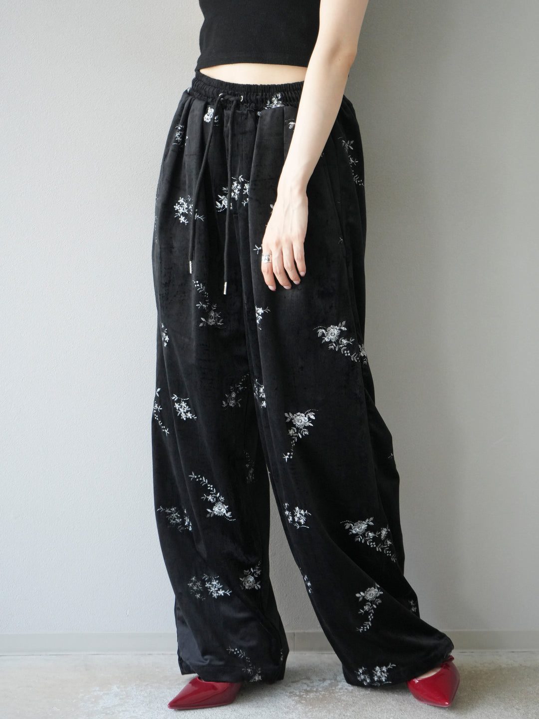 [予約]ベロアフラワーエンブロイダリーイージーパンツ/ブラック