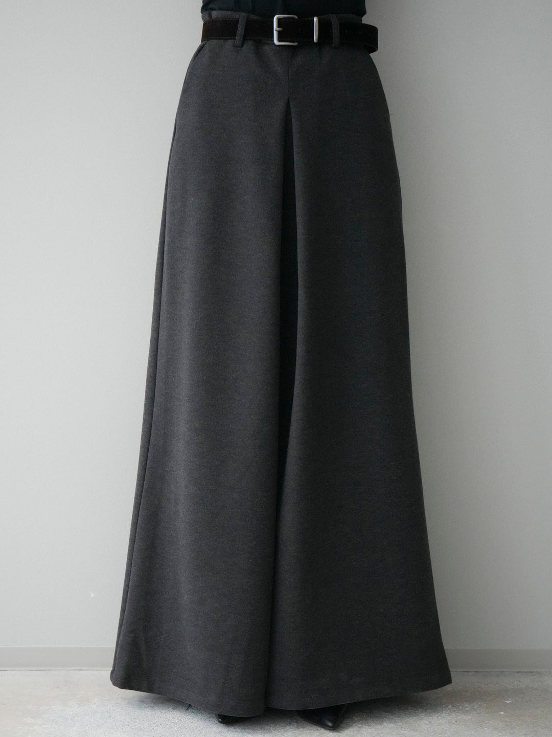 [予約]ベルト付きフロントタックワイドパンツ/charcoal