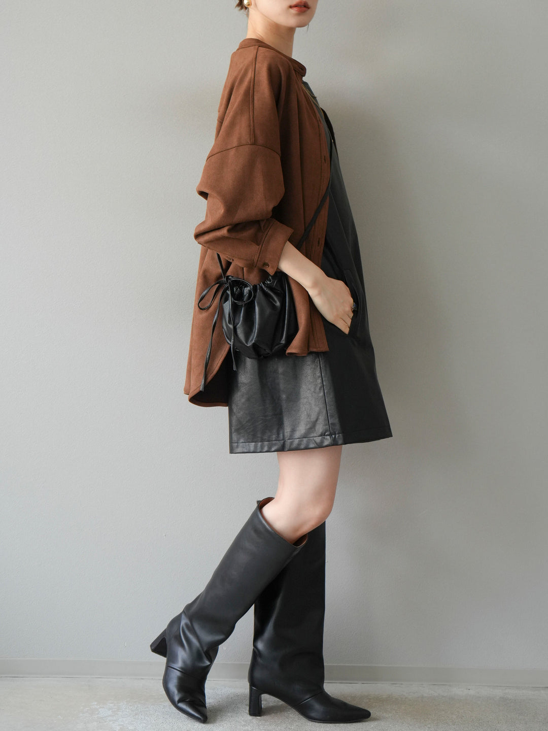 [SET] 麂皮立領外套襯衫 + 附單肩包皮革迷你連身裙（2 套）