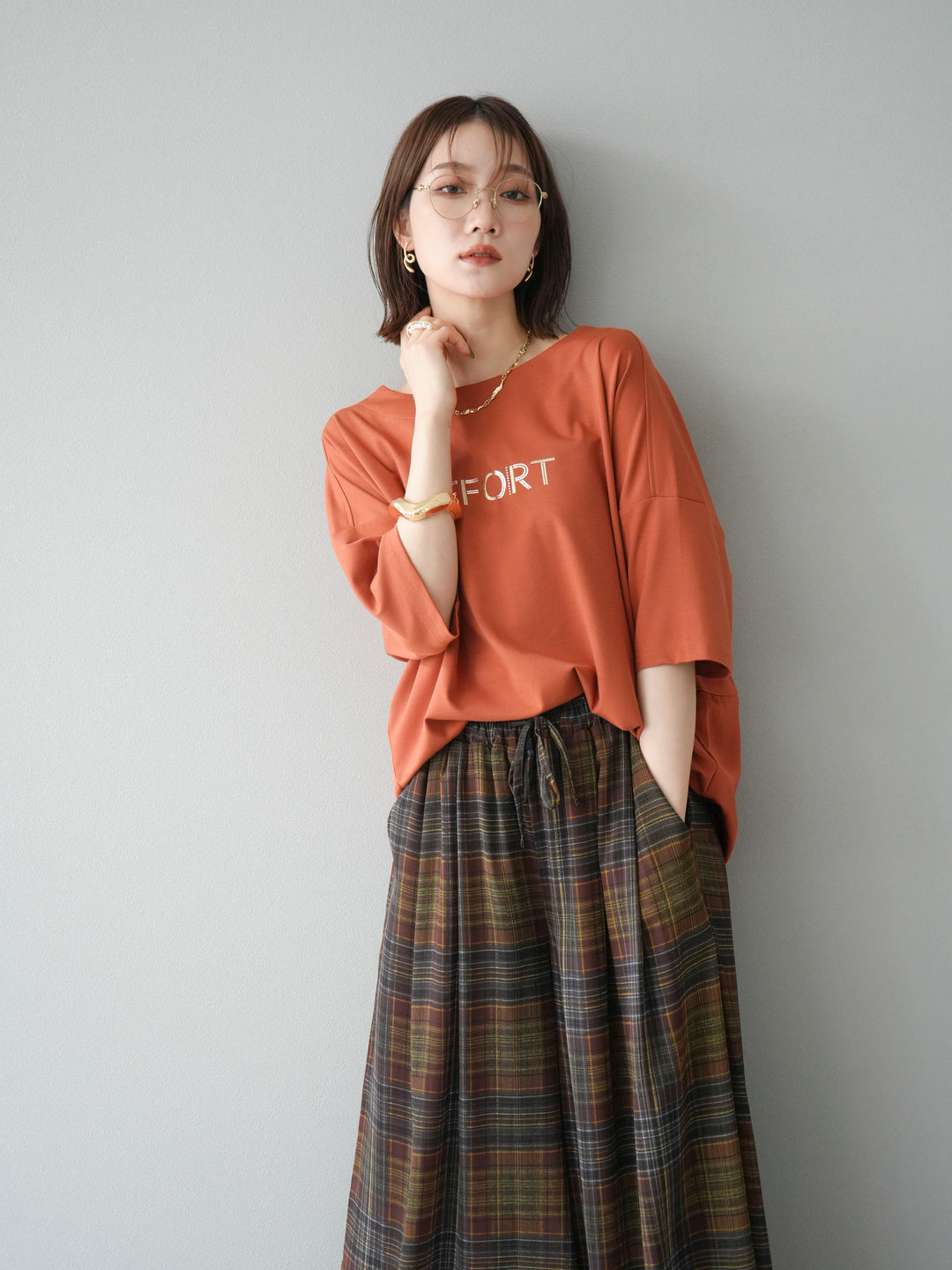 [套裝] 不同材質金屬標誌刺繡 x 印花T卹 + 透視格紋寬鬆褲（2 件套）