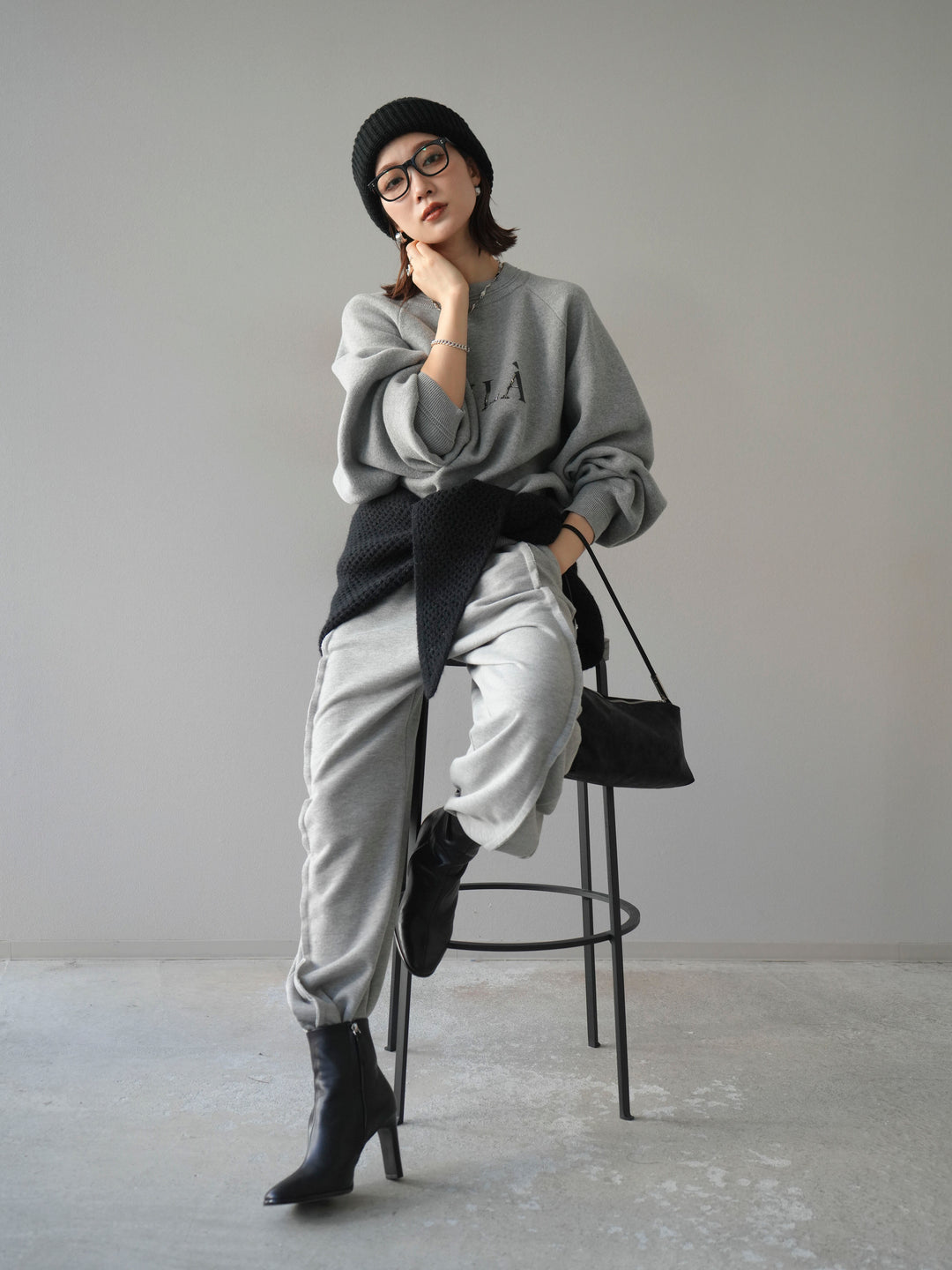 [予約]スウェットライクビーズロゴ刺繍ニットプルオーバー/mokugray