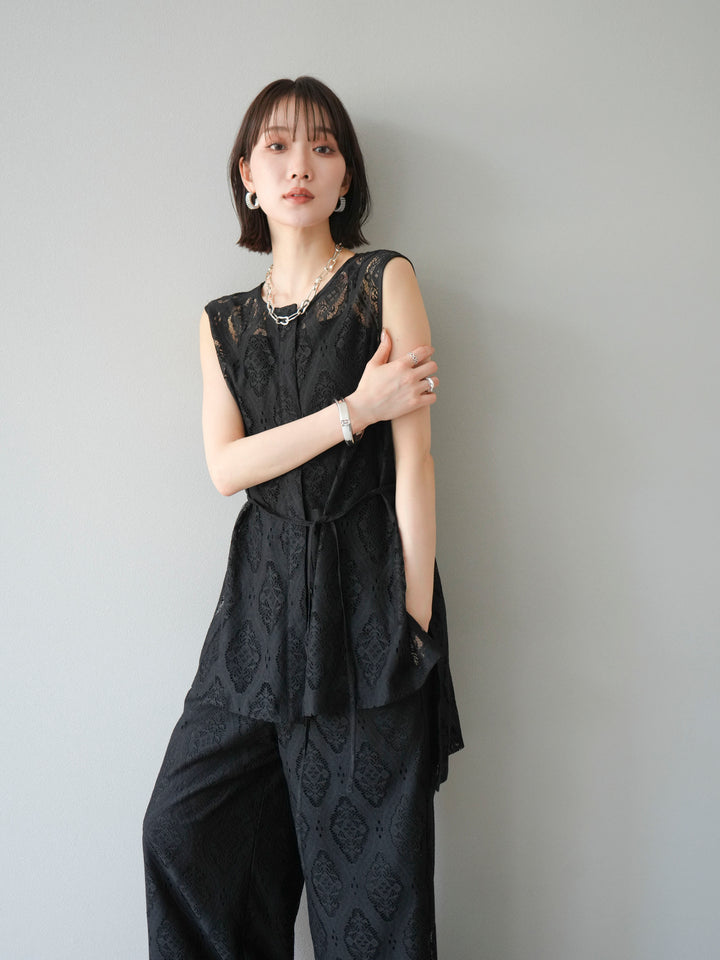 [SET] 緞面滾邊蕾絲無袖上衣 + 蕾絲疊穿休閒褲 (2件套)