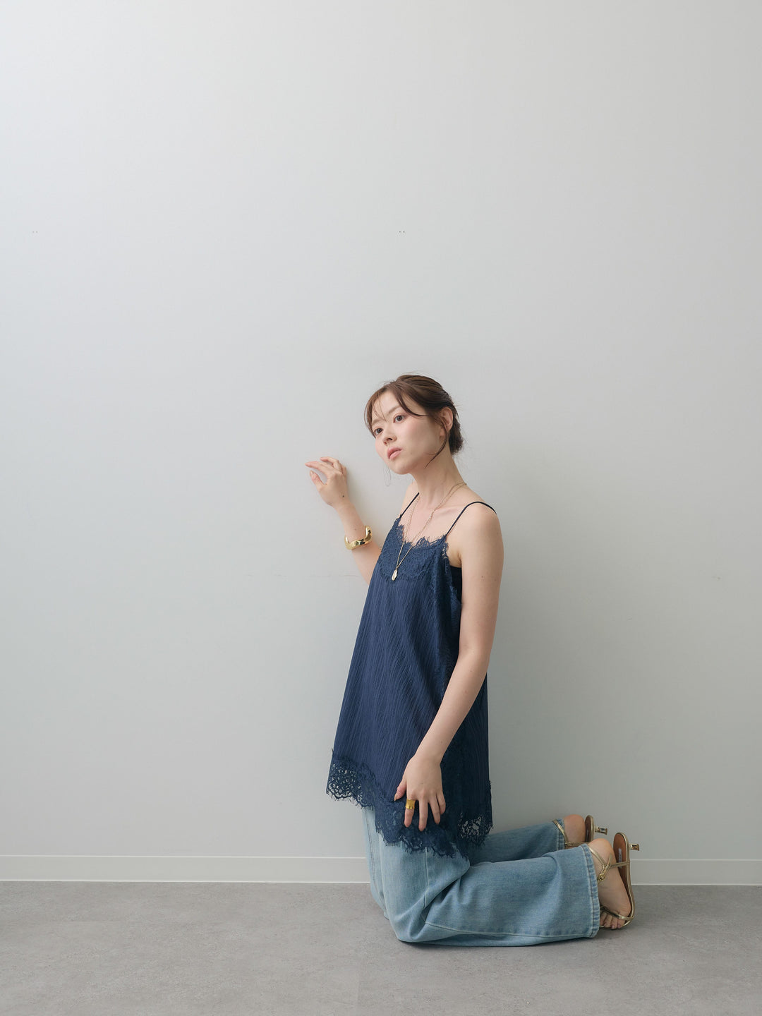 [予約]ワッシャーテクスチャーレーストリムキャミソール/navy