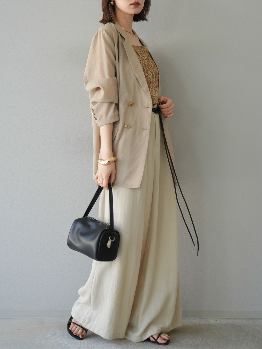 [SET] 金色扣環透視外套 + 滾邊花朵透視天鵝絨吊帶背心 + 繩紋腰帶麻感寬褲 (3 件套)