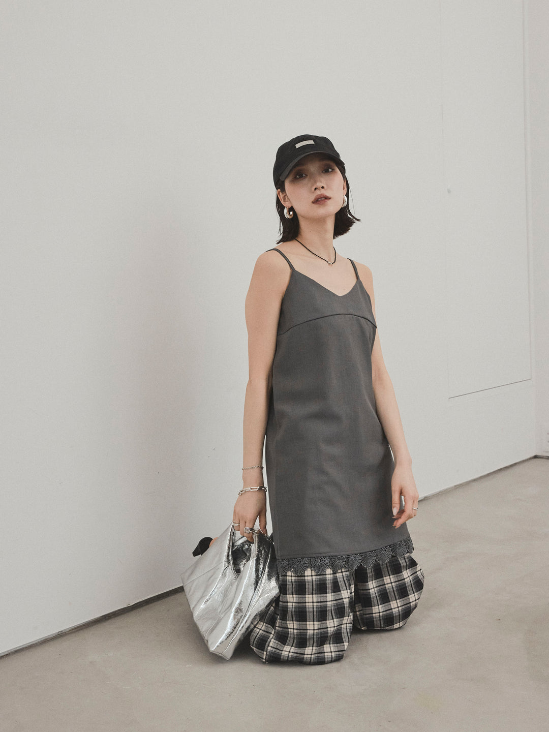 [SET] 蕾絲下擺吊帶迷你洋裝 + 格紋寬褲 (2 件套)