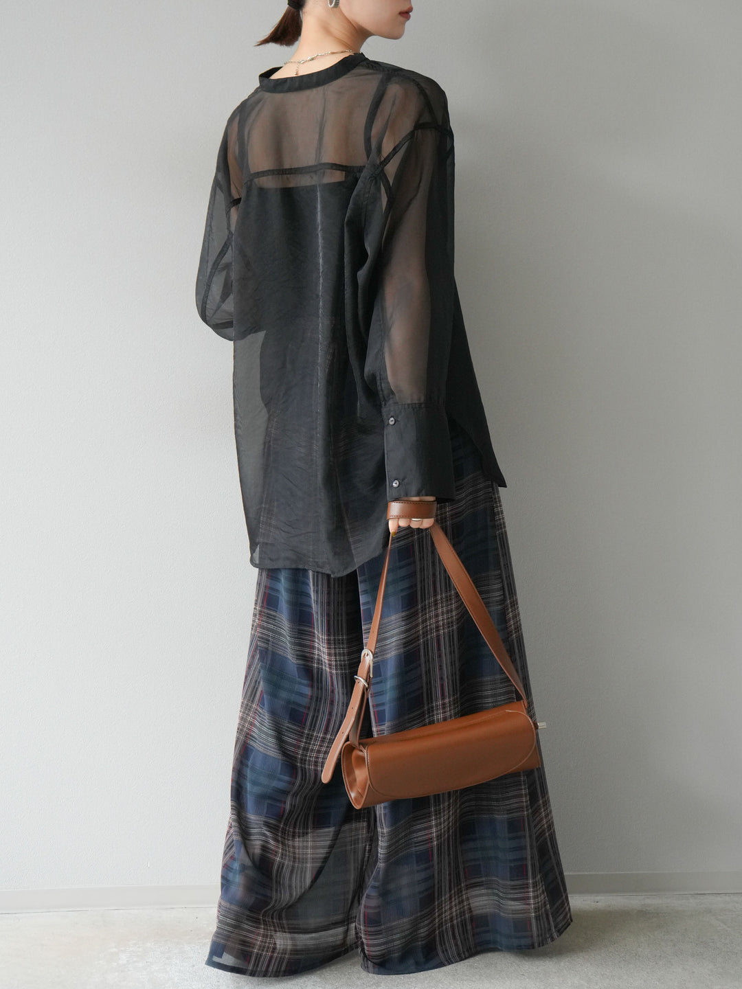 [SET] 亮面透視立領襯衫 + 透視格紋寬鬆褲 (2 件套)