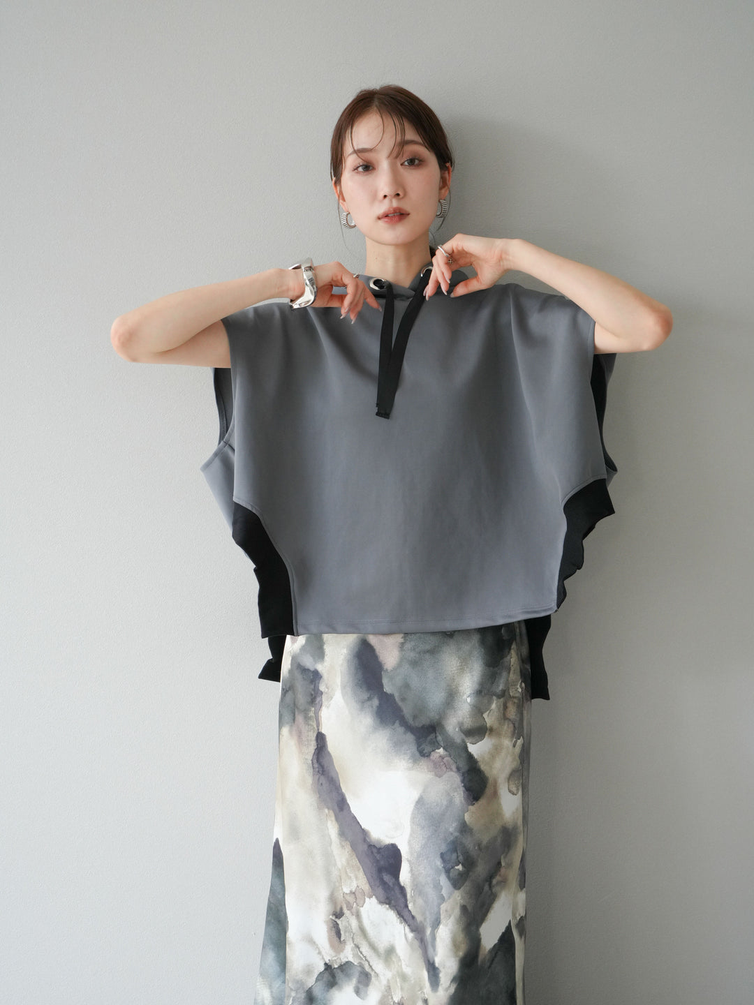 [予約]アシンメトリードルマンバックZIPフーディー/チャコール