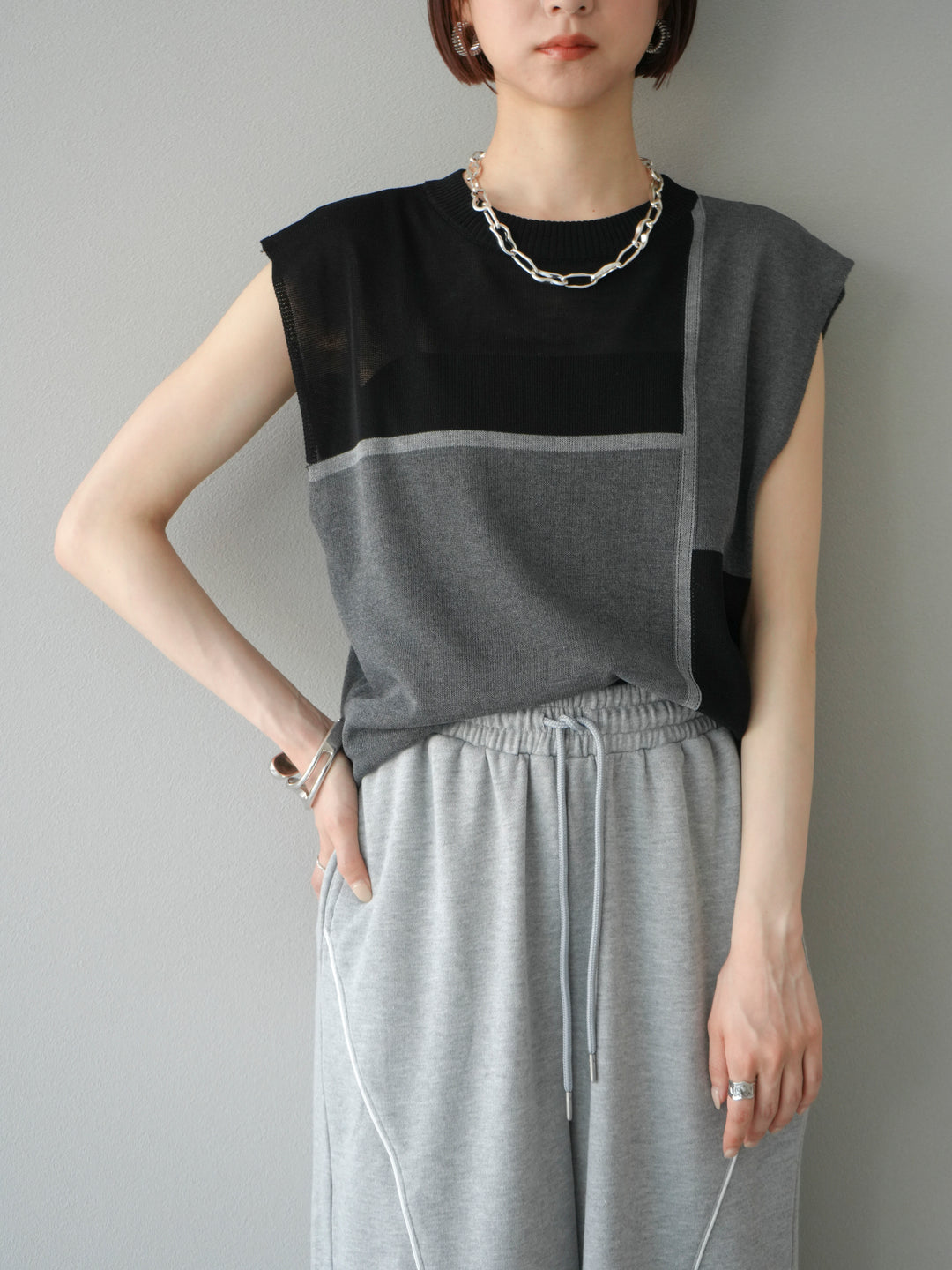 【預購】同色系無袖針織套頭衫/黑色